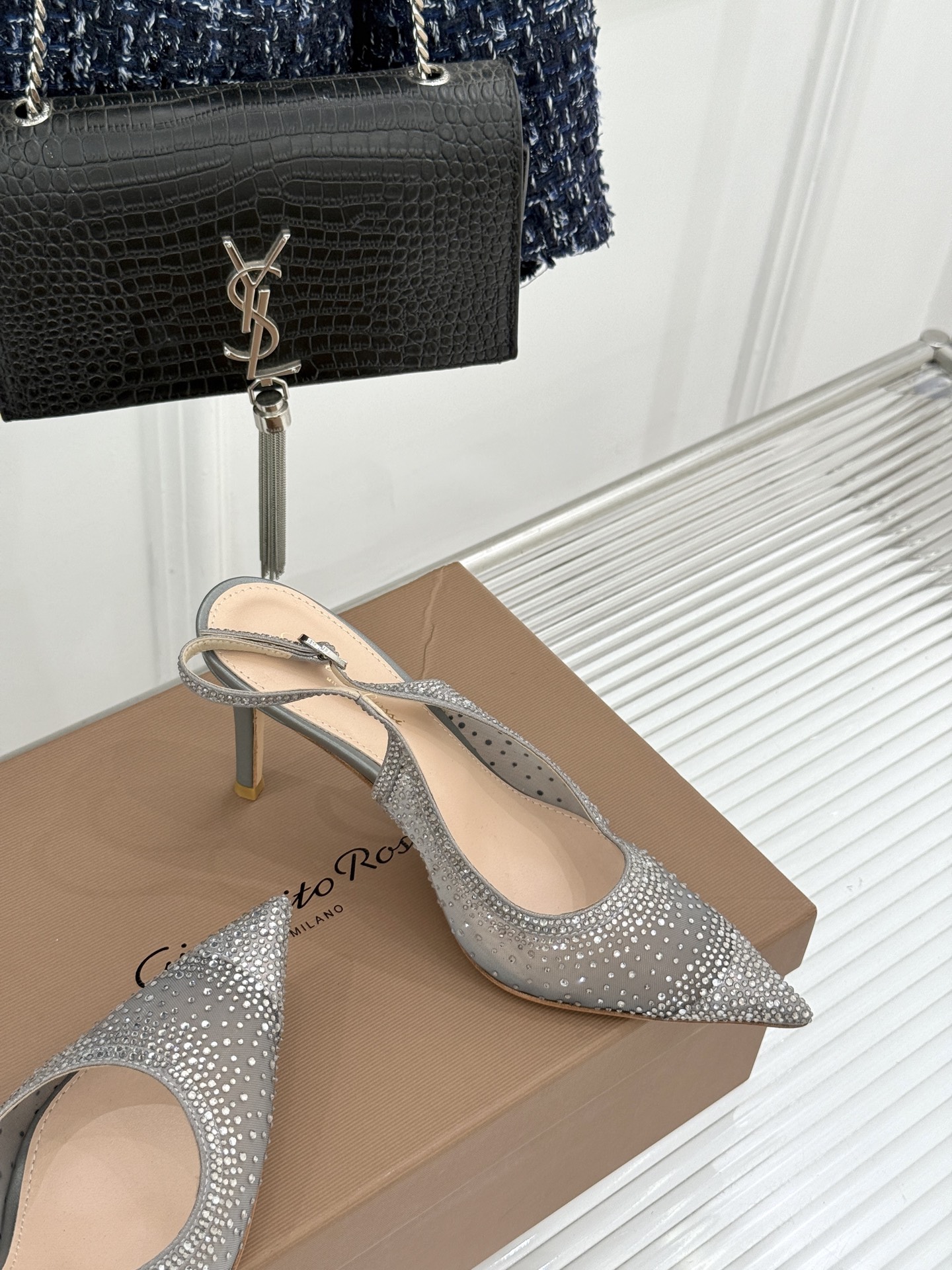 Gianvito Rossi26WF新品网纱水钻尖头高跟拖后空凉鞋GR将意式优雅注入每一处细节这款网纱水