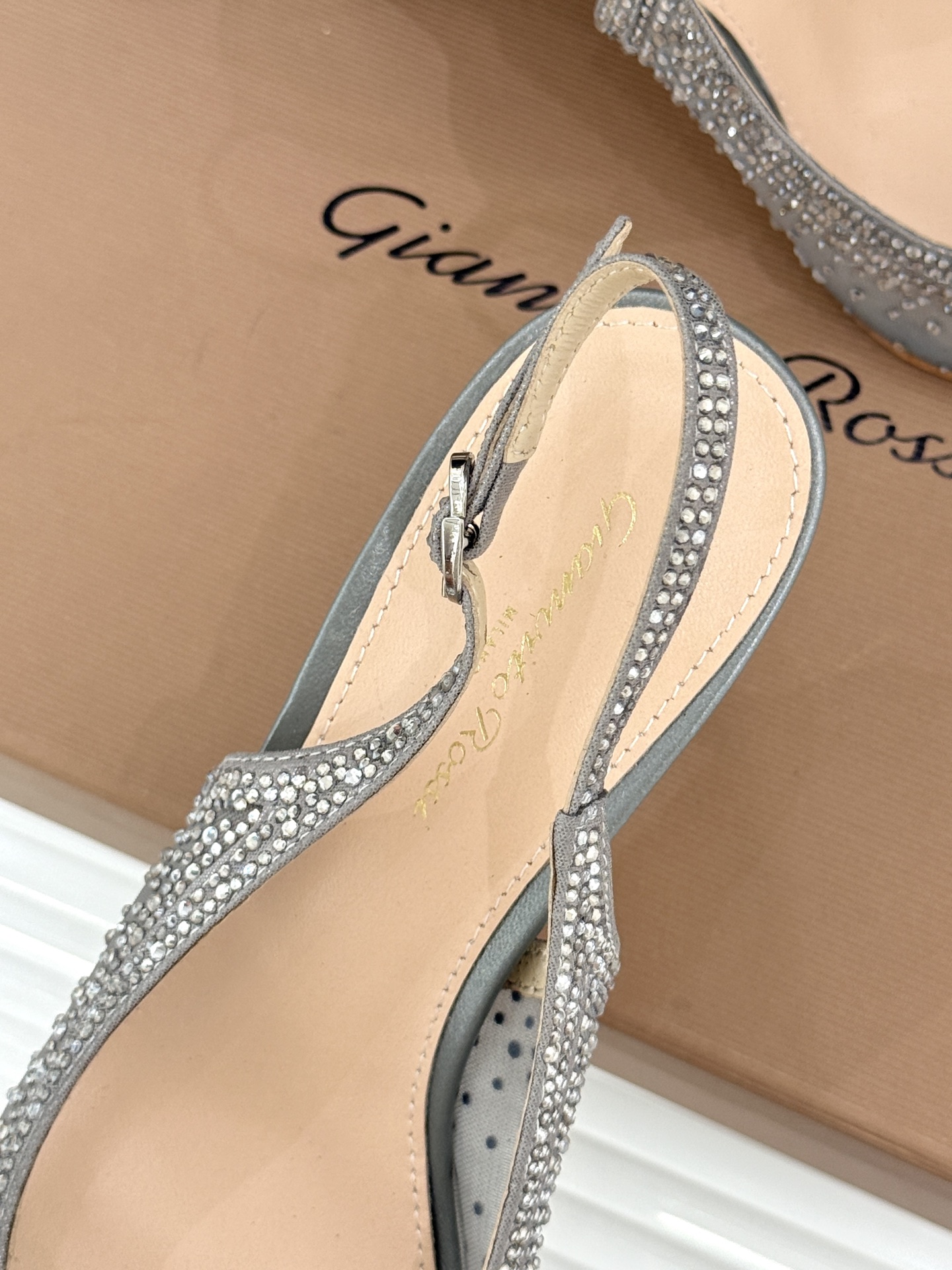 Gianvito Rossi26WF新品网纱水钻尖头高跟拖后空凉鞋GR将意式优雅注入每一处细节这款网纱水