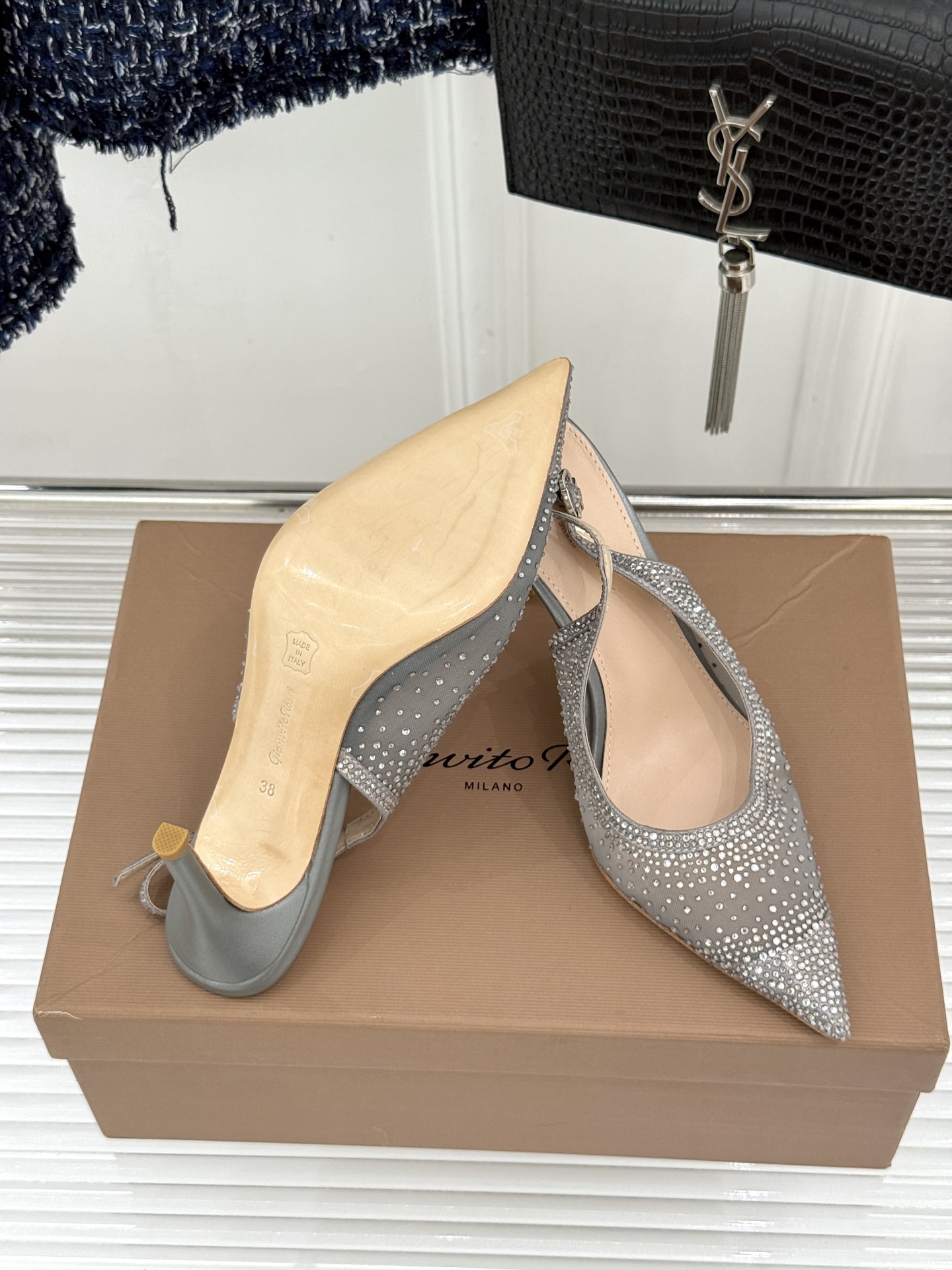Gianvito Rossi26WF新品网纱水钻尖头高跟拖后空凉鞋GR将意式优雅注入每一处细节这款网纱水