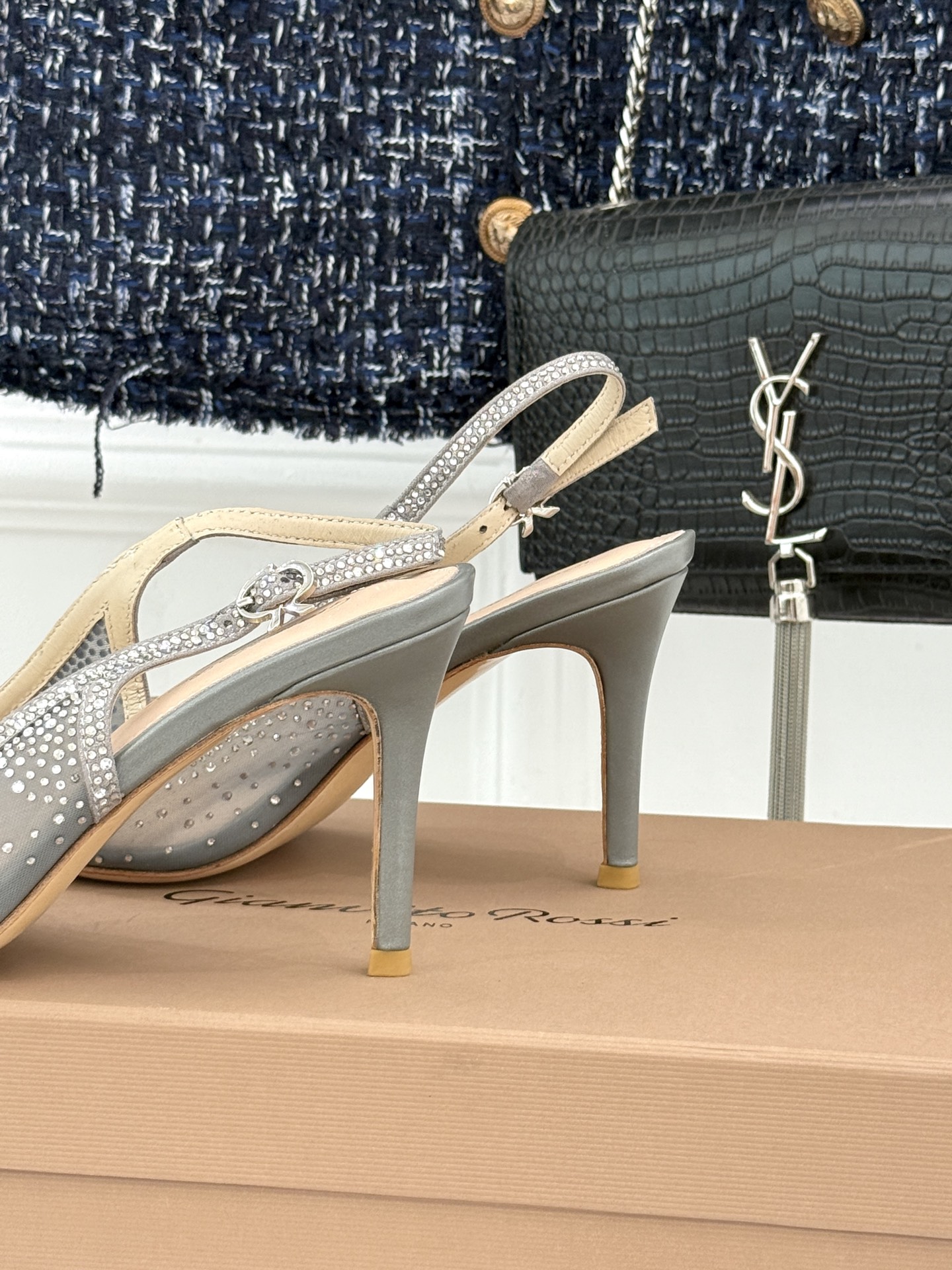Gianvito Rossi26WF新品网纱水钻尖头高跟拖后空凉鞋GR将意式优雅注入每一处细节这款网纱水