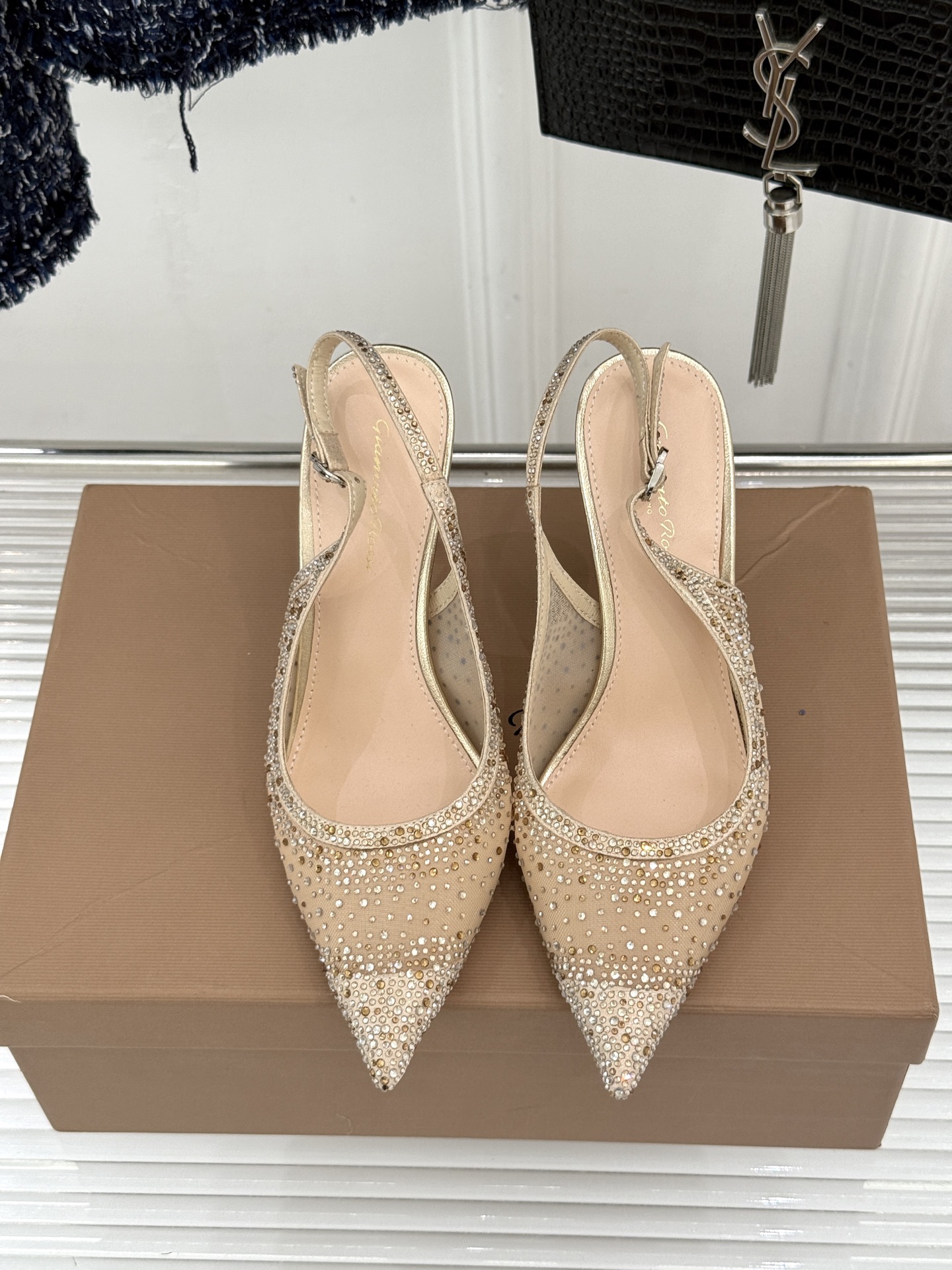 Gianvito Rossi26WF新品网纱水钻尖头高跟拖后空凉鞋GR将意式优雅注入每一处细节这款网纱水