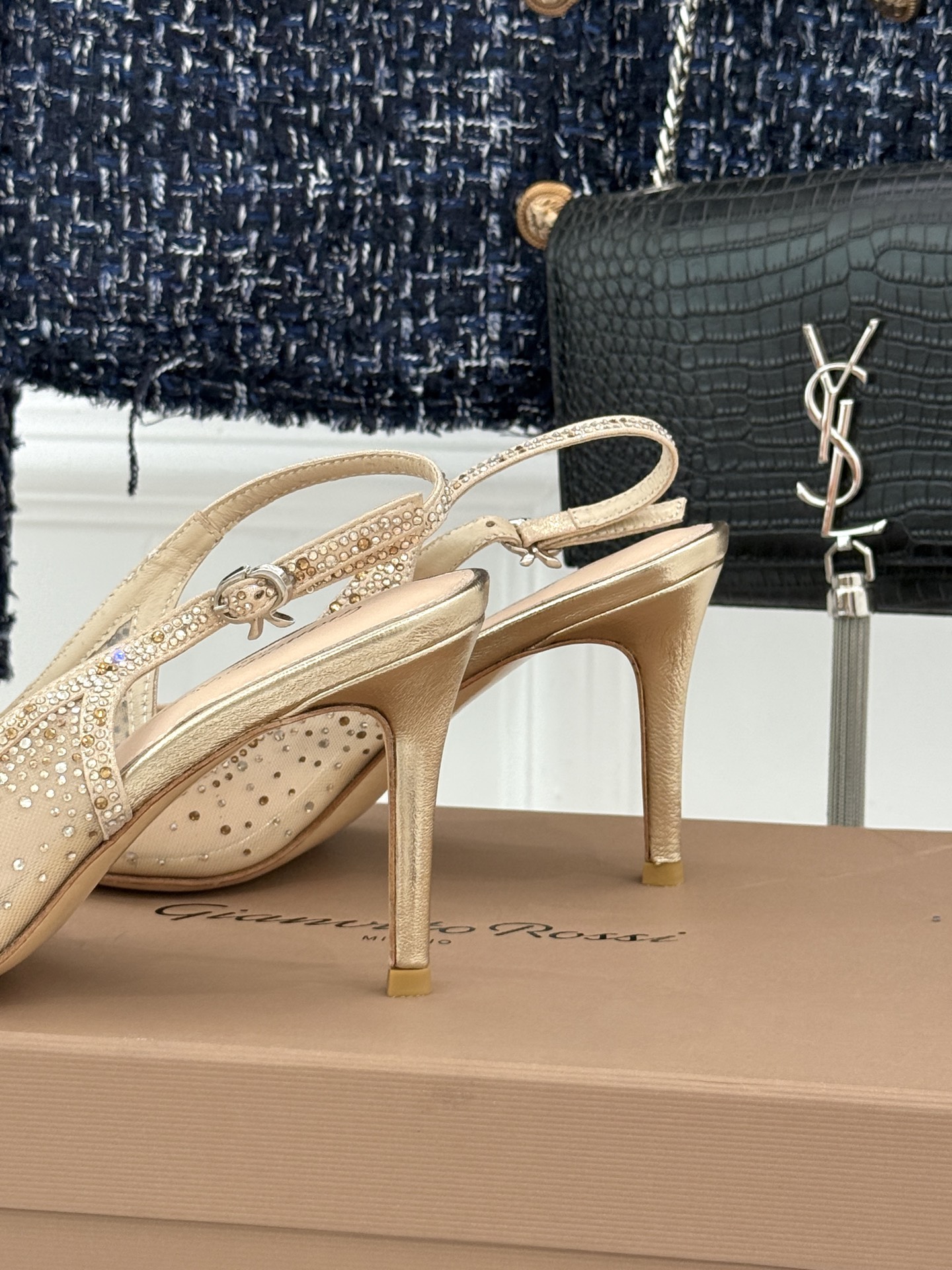 Gianvito Rossi26WF新品网纱水钻尖头高跟拖后空凉鞋GR将意式优雅注入每一处细节这款网纱水