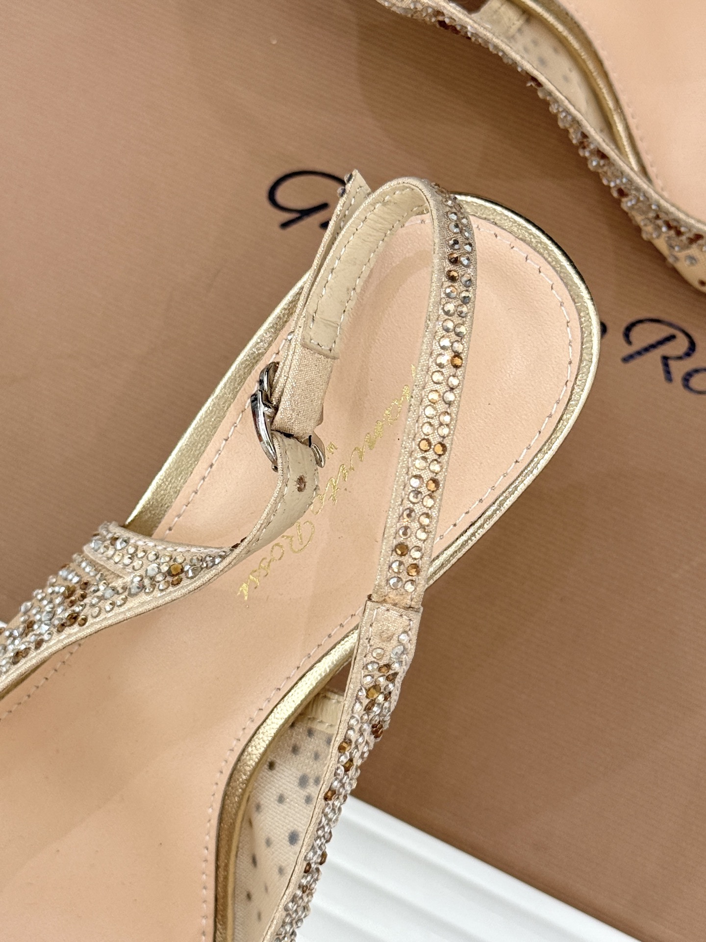 Gianvito Rossi26WF新品网纱水钻尖头高跟拖后空凉鞋GR将意式优雅注入每一处细节这款网纱水