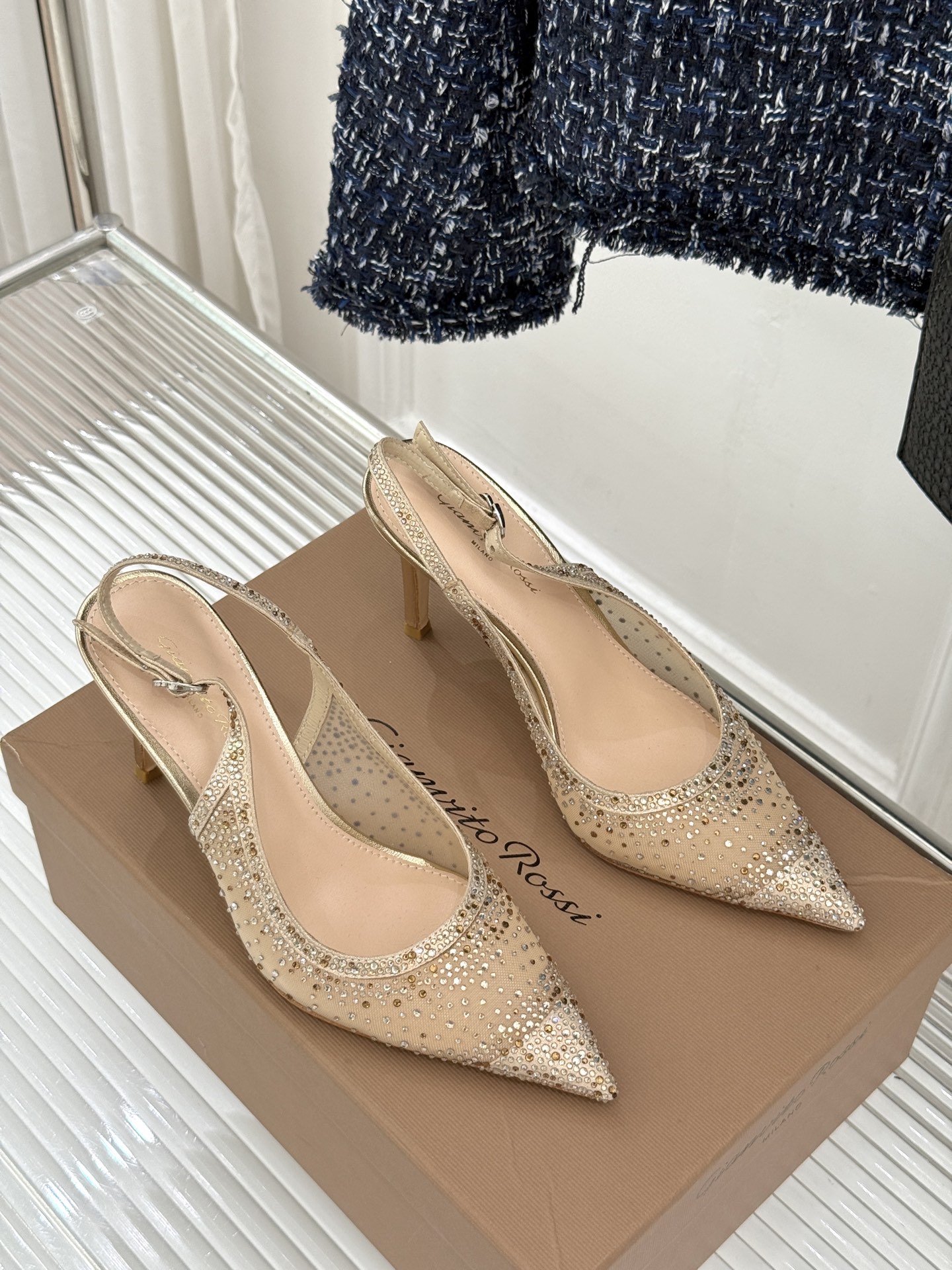 Gianvito Rossi26WF新品网纱水钻尖头高跟拖后空凉鞋GR将意式优雅注入每一处细节这款网纱水