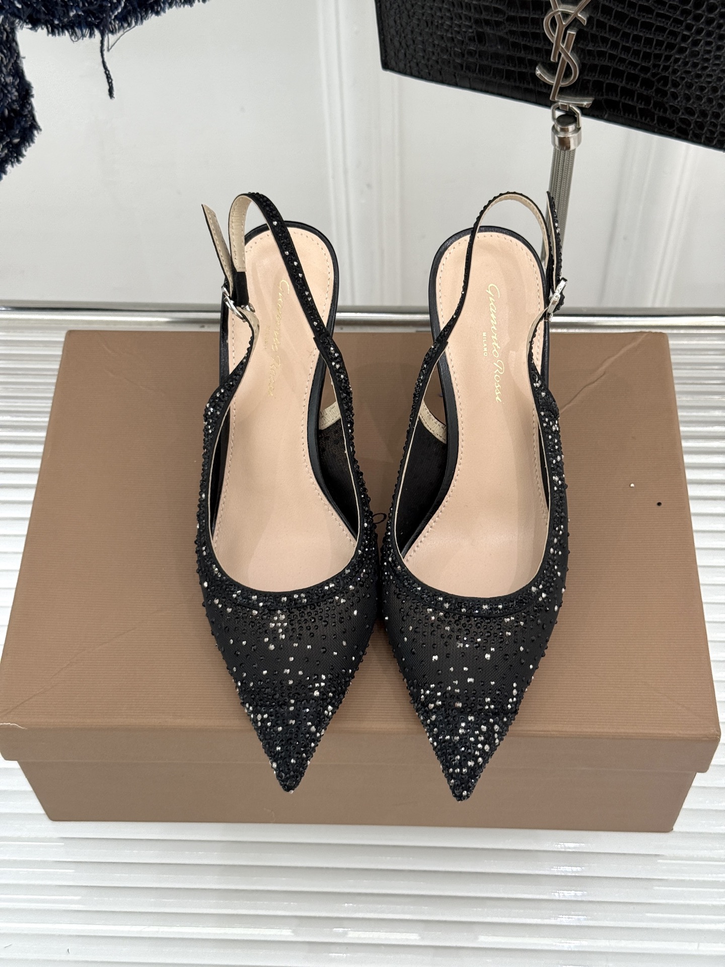 Gianvito Rossi26WF新品网纱水钻尖头高跟拖后空凉鞋GR将意式优雅注入每一处细节这款网纱水