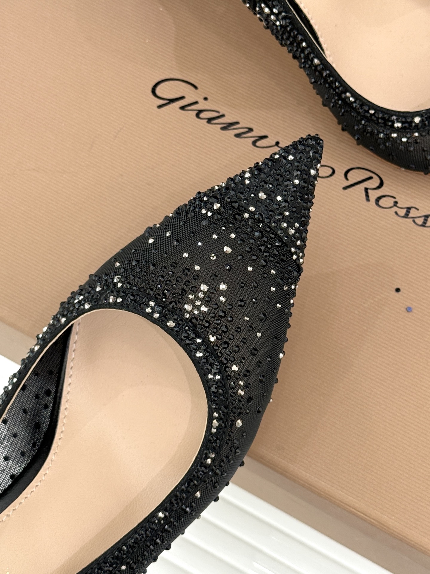 Gianvito Rossi26WF新品网纱水钻尖头高跟拖后空凉鞋GR将意式优雅注入每一处细节这款网纱水