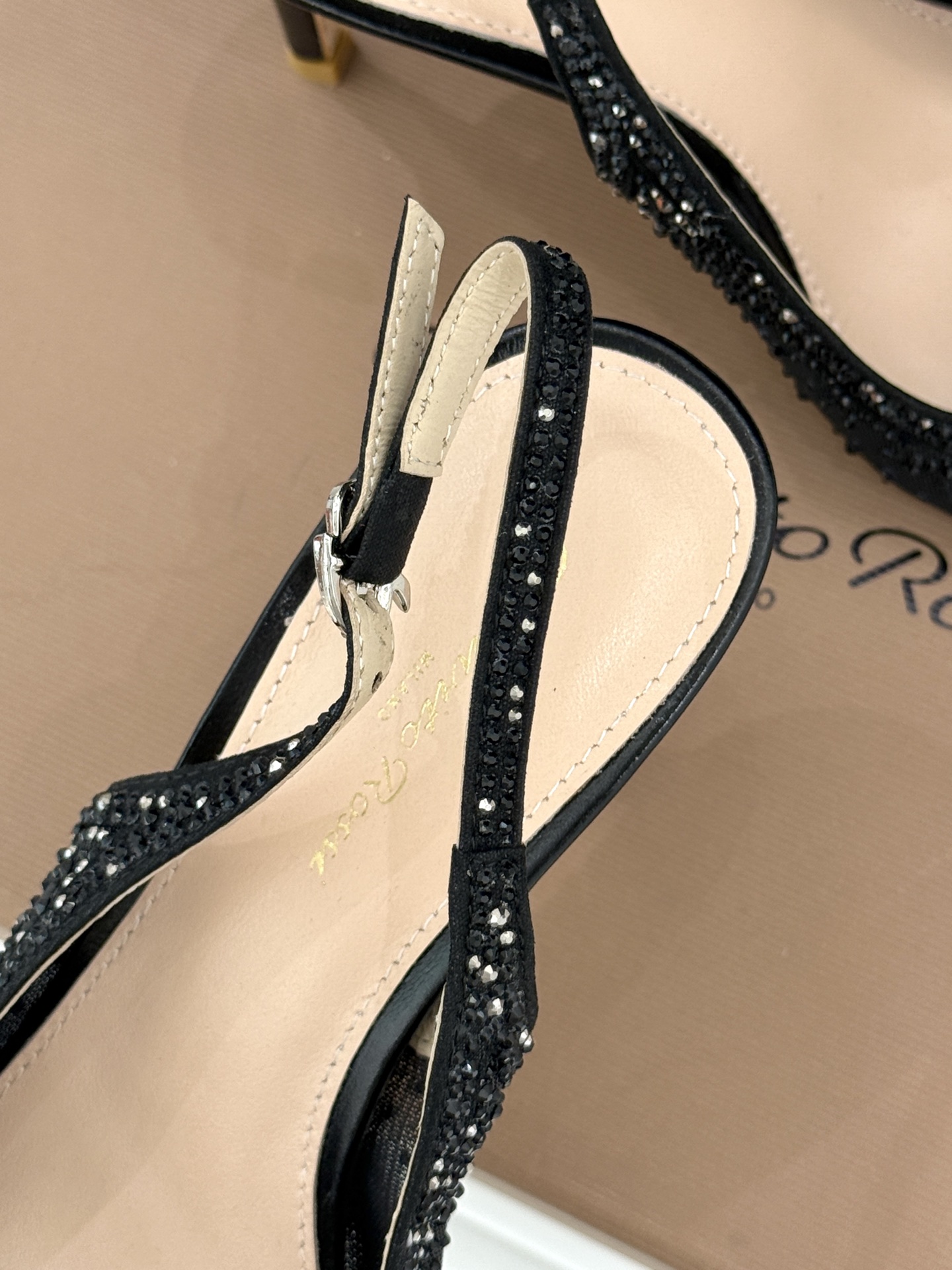 Gianvito Rossi26WF新品网纱水钻尖头高跟拖后空凉鞋GR将意式优雅注入每一处细节这款网纱水