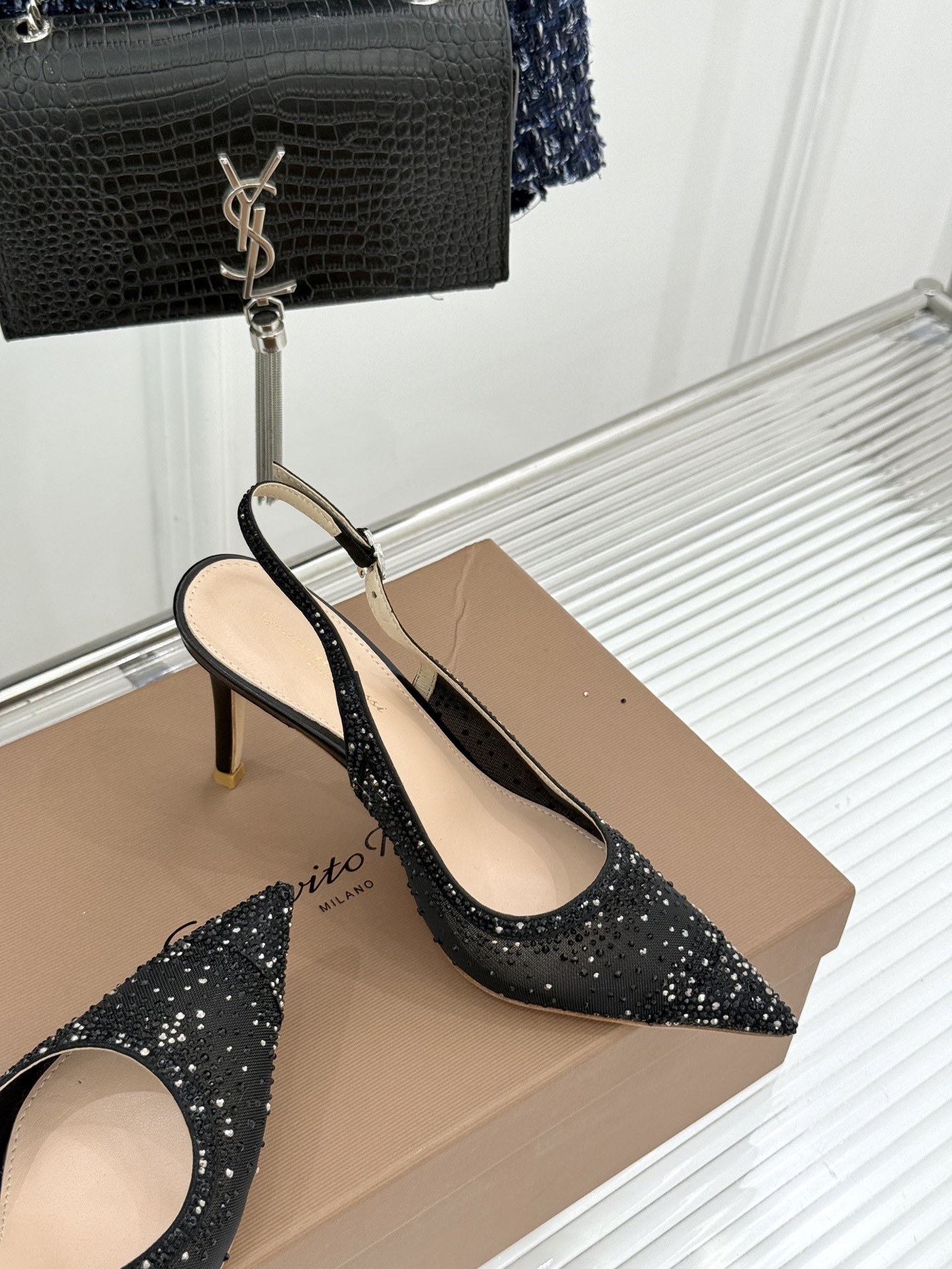 Gianvito Rossi26WF新品网纱水钻尖头高跟拖后空凉鞋GR将意式优雅注入每一处细节这款网纱水