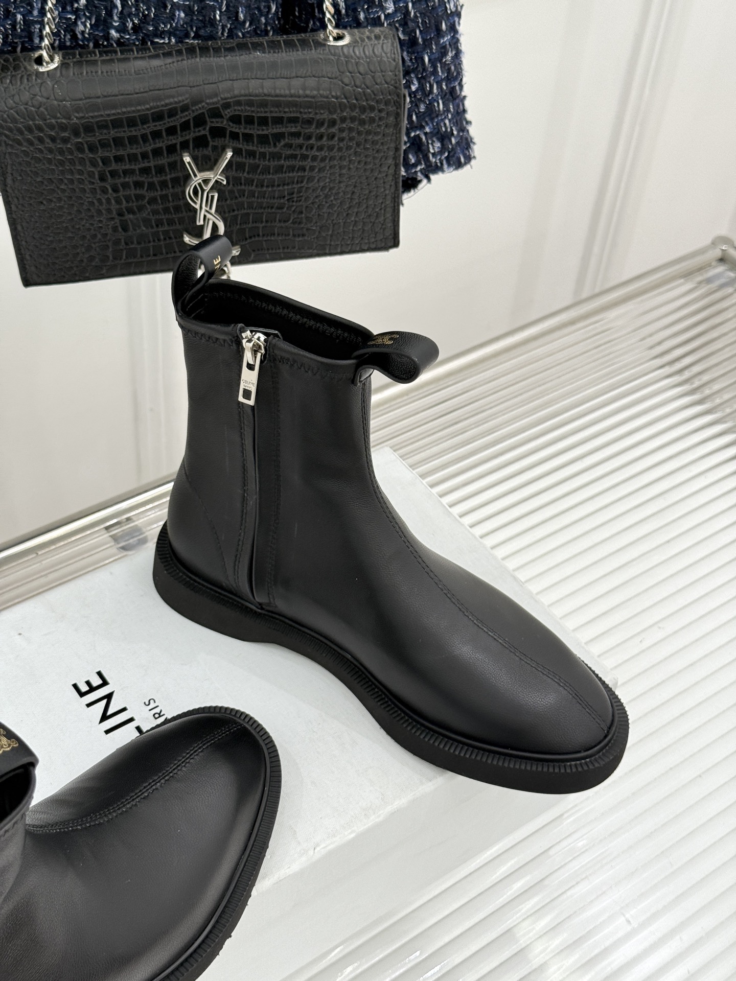 Celine/赛琳25WF秋冬新品凯旋门麂皮复古短靴以细腻麂皮诠释复古奢雅。经典短靴廓形利落修腿柔和鞋头