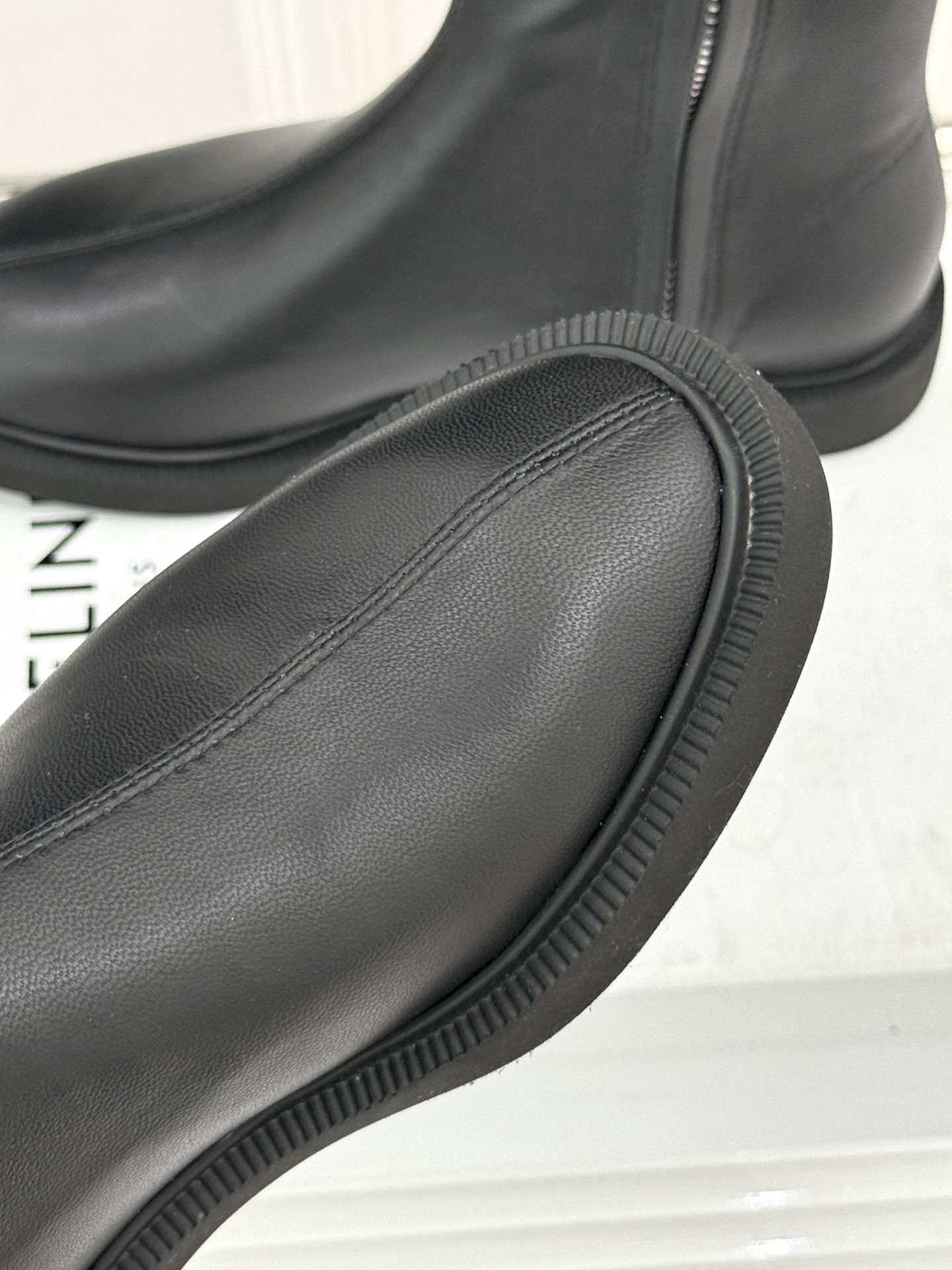 Celine/赛琳25WF秋冬新品凯旋门麂皮复古短靴以细腻麂皮诠释复古奢雅。经典短靴廓形利落修腿柔和鞋头