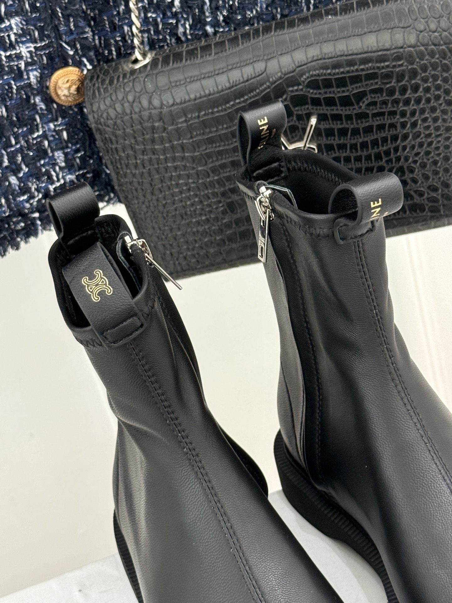 Celine/赛琳25WF秋冬新品凯旋门麂皮复古短靴以细腻麂皮诠释复古奢雅。经典短靴廓形利落修腿柔和鞋头