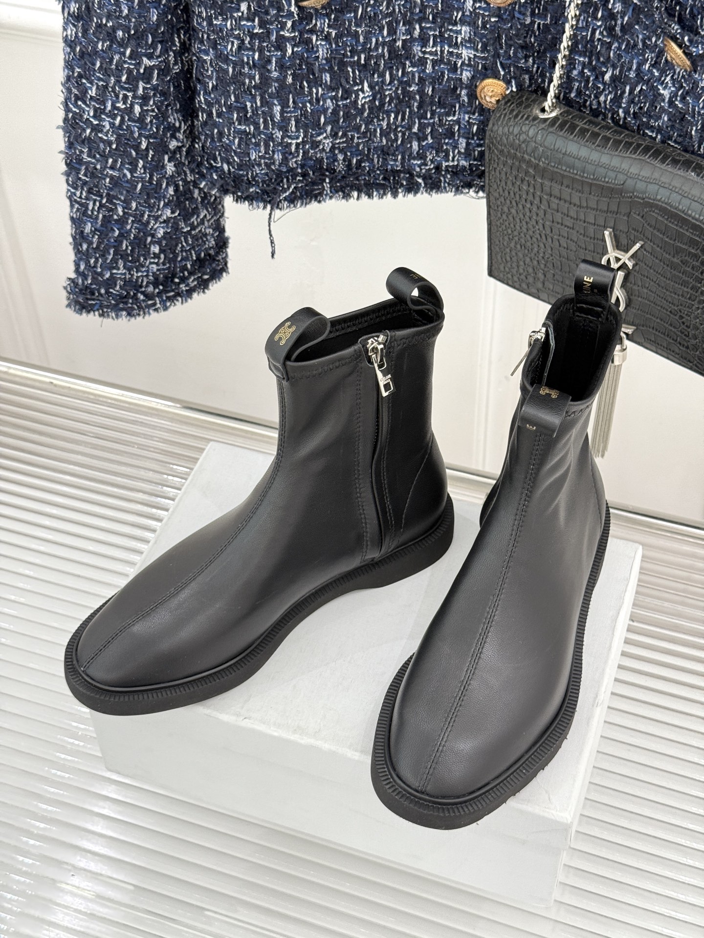 Celine/赛琳25WF秋冬新品凯旋门麂皮复古短靴以细腻麂皮诠释复古奢雅。经典短靴廓形利落修腿柔和鞋头