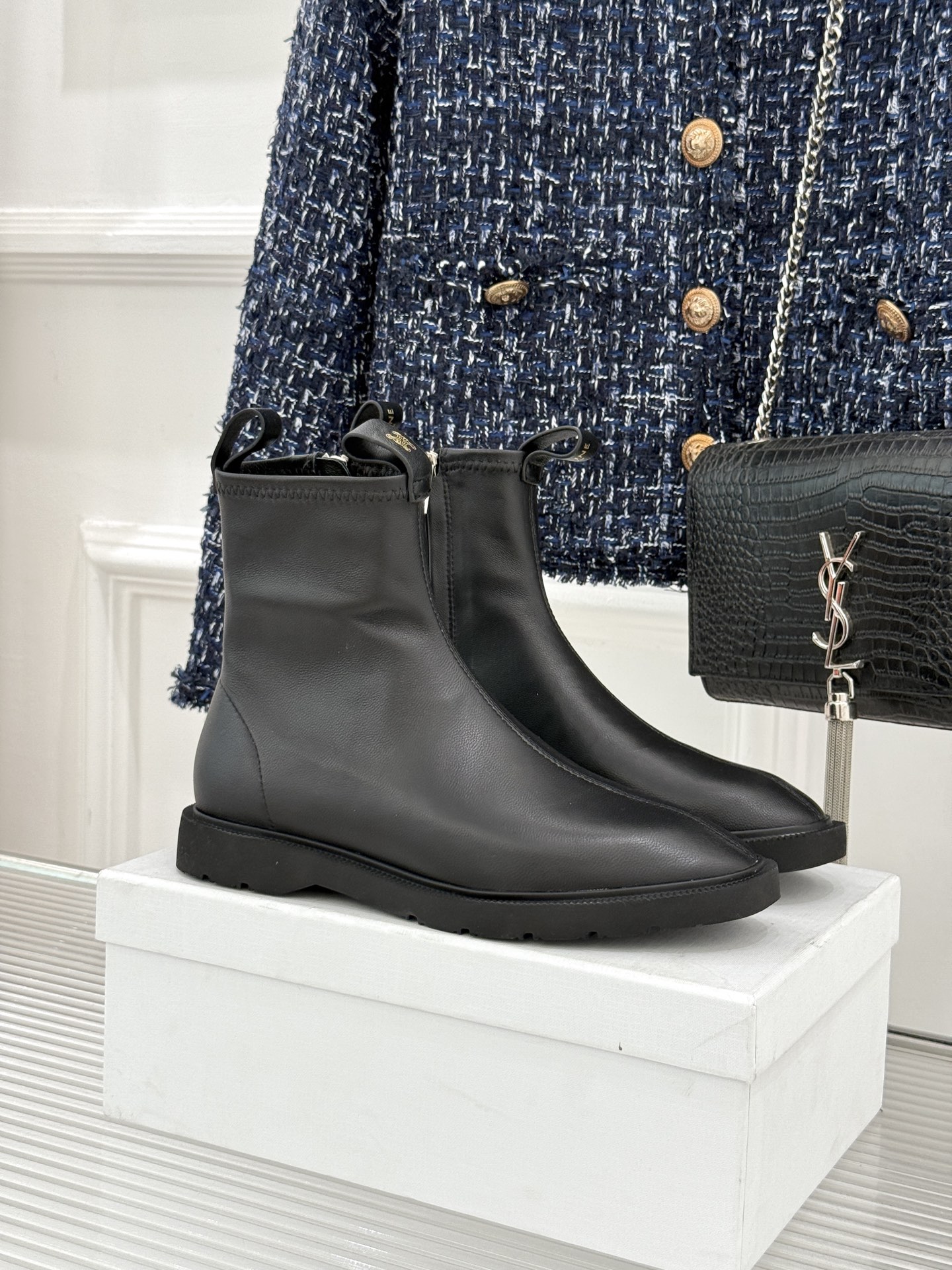 Celine/赛琳25WF秋冬新品凯旋门麂皮复古短靴以细腻麂皮诠释复古奢雅。经典短靴廓形利落修腿柔和鞋头