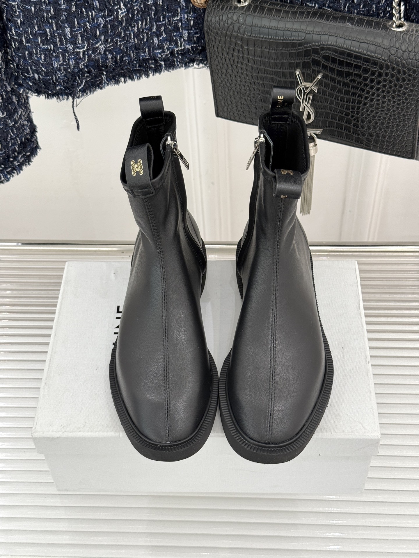 Celine/赛琳25WF秋冬新品凯旋门麂皮复古短靴以细腻麂皮诠释复古奢雅。经典短靴廓形利落修腿柔和鞋头