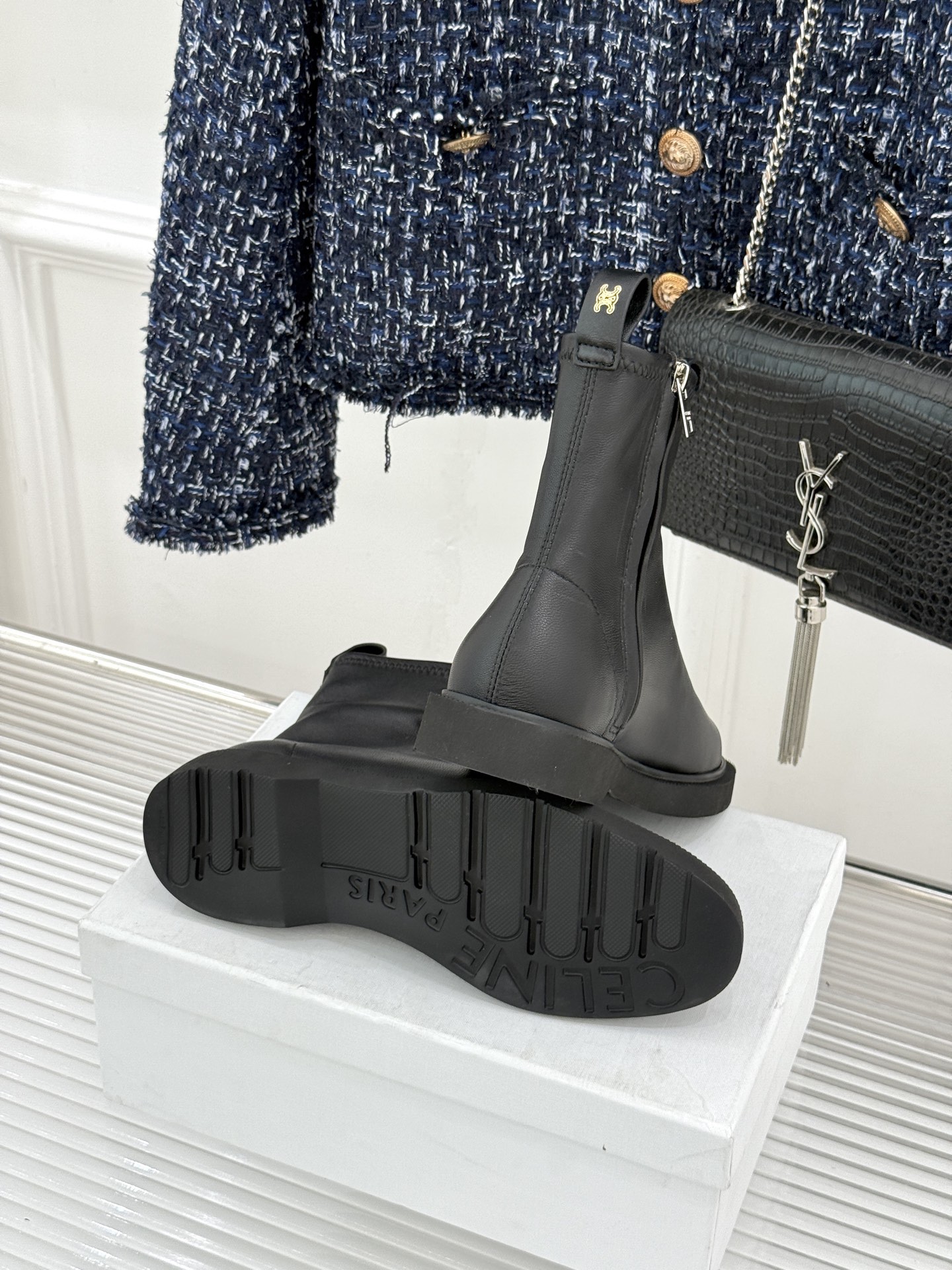 Celine/赛琳25WF秋冬新品凯旋门麂皮复古短靴以细腻麂皮诠释复古奢雅。经典短靴廓形利落修腿柔和鞋头