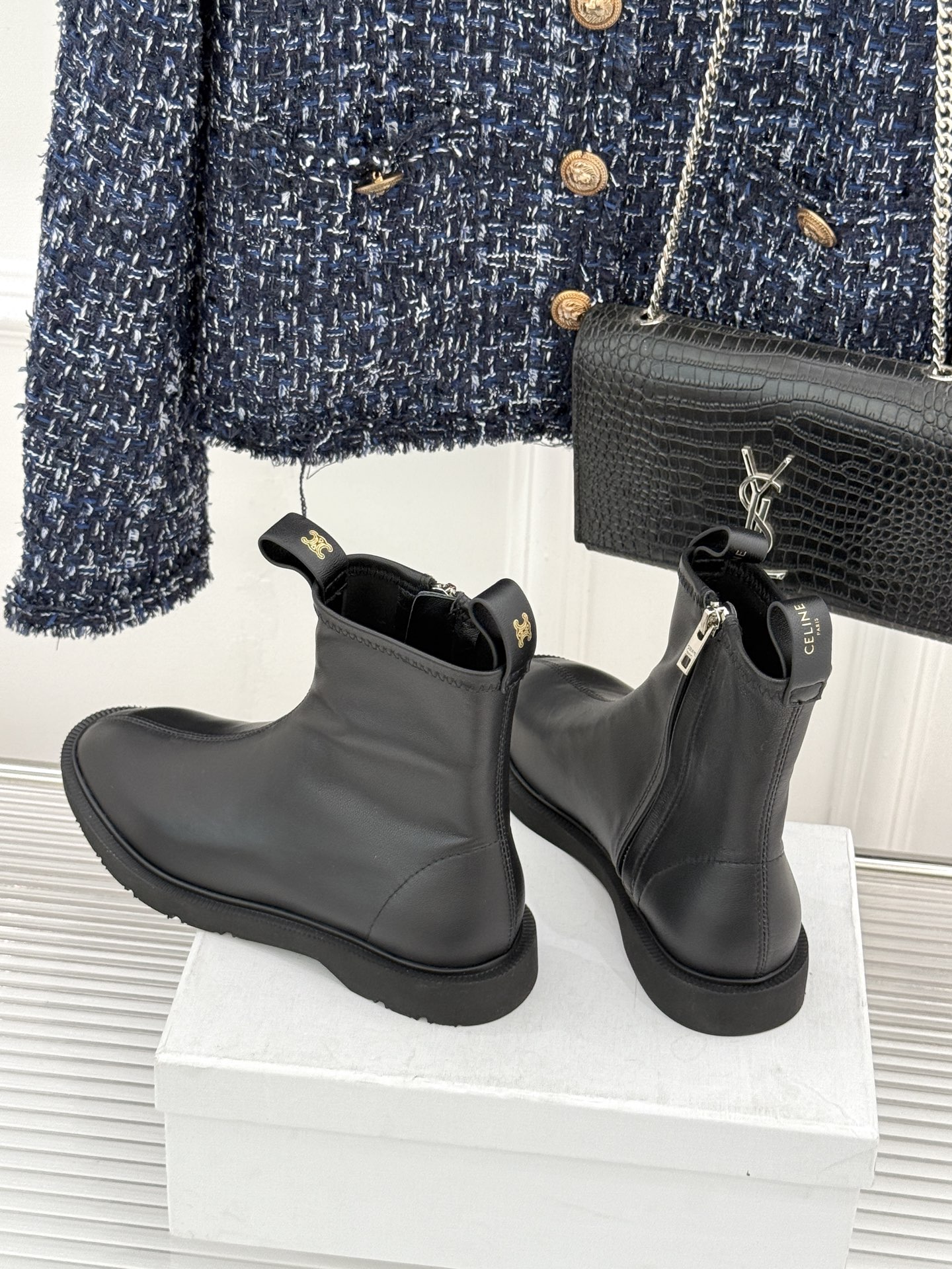 Celine/赛琳25WF秋冬新品凯旋门麂皮复古短靴以细腻麂皮诠释复古奢雅。经典短靴廓形利落修腿柔和鞋头