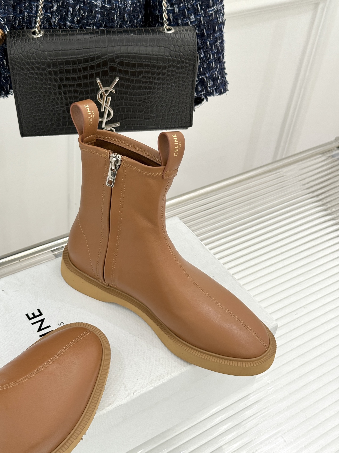 Celine/赛琳25WF秋冬新品凯旋门麂皮复古短靴以细腻麂皮诠释复古奢雅。经典短靴廓形利落修腿柔和鞋头