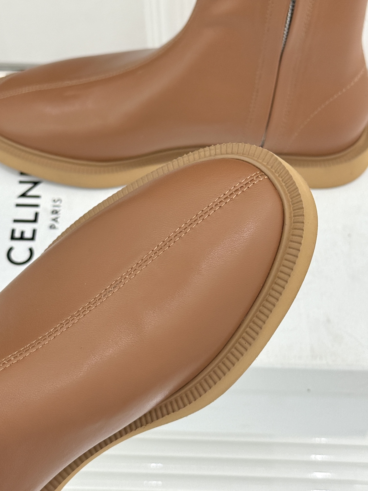 Celine/赛琳25WF秋冬新品凯旋门麂皮复古短靴以细腻麂皮诠释复古奢雅。经典短靴廓形利落修腿柔和鞋头