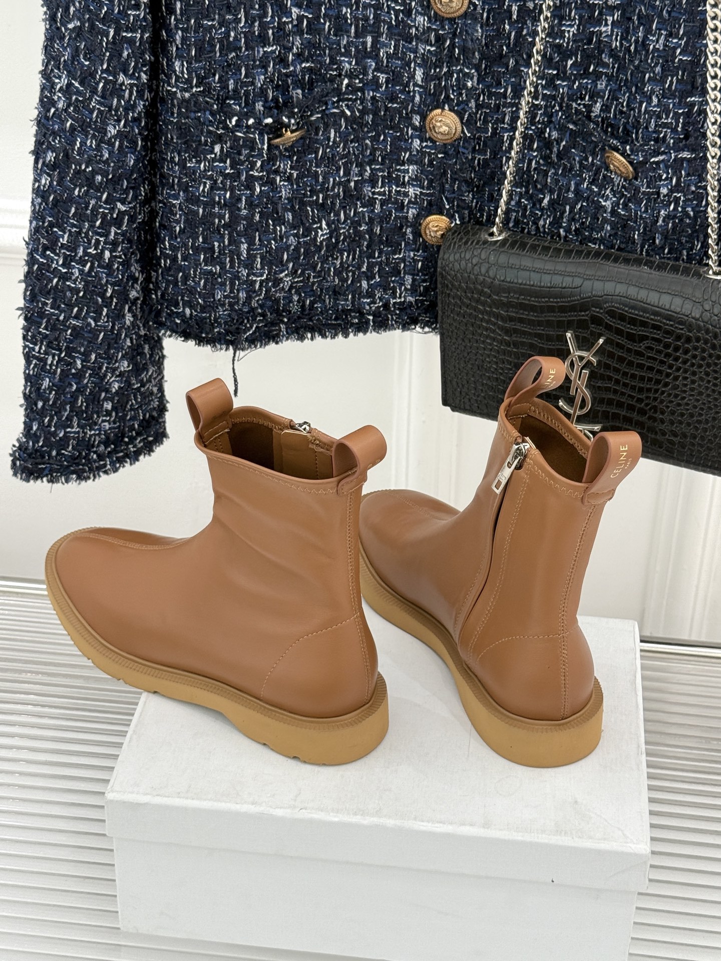 Celine/赛琳25WF秋冬新品凯旋门麂皮复古短靴以细腻麂皮诠释复古奢雅。经典短靴廓形利落修腿柔和鞋头