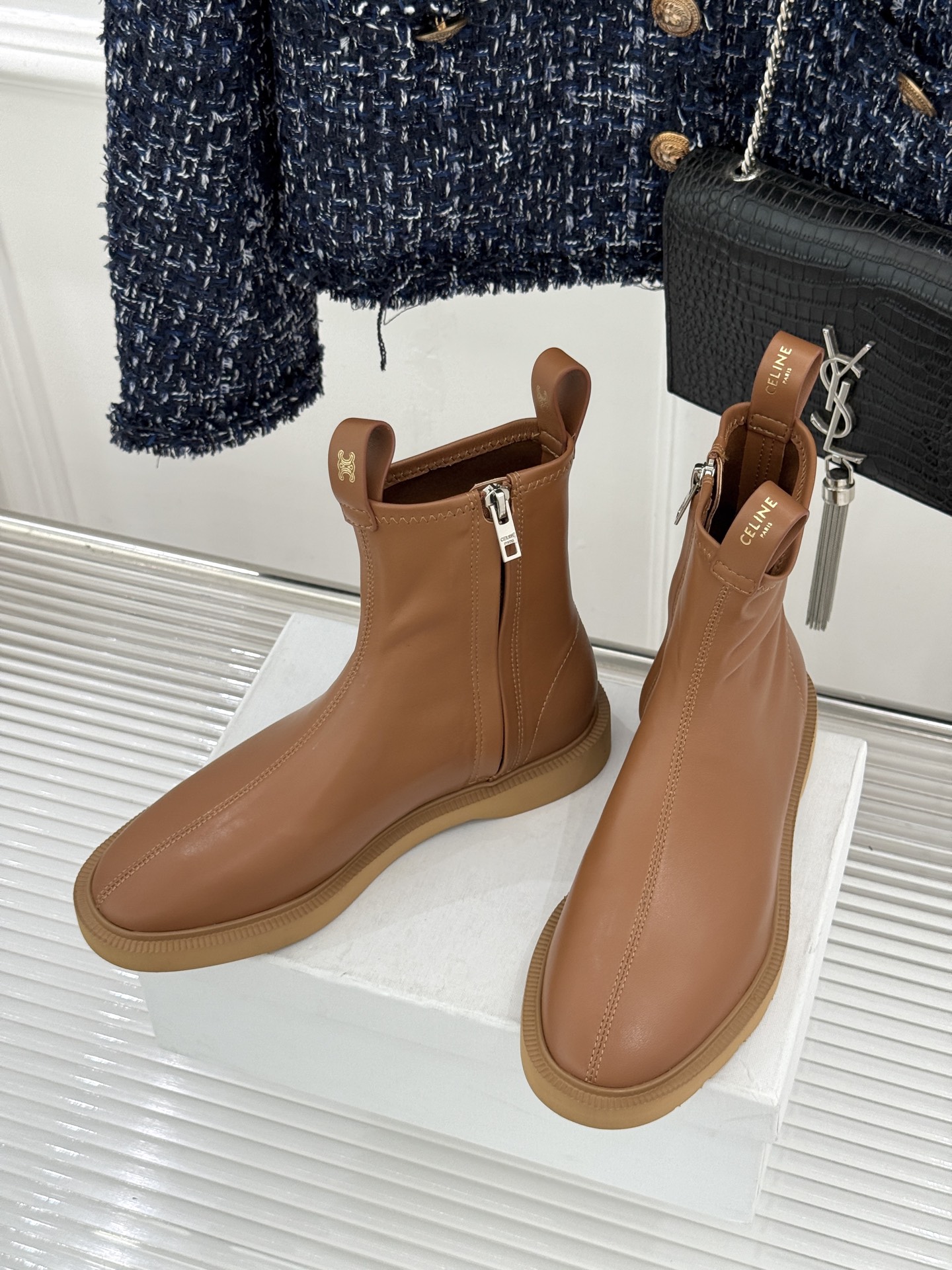 Celine/赛琳25WF秋冬新品凯旋门麂皮复古短靴以细腻麂皮诠释复古奢雅。经典短靴廓形利落修腿柔和鞋头