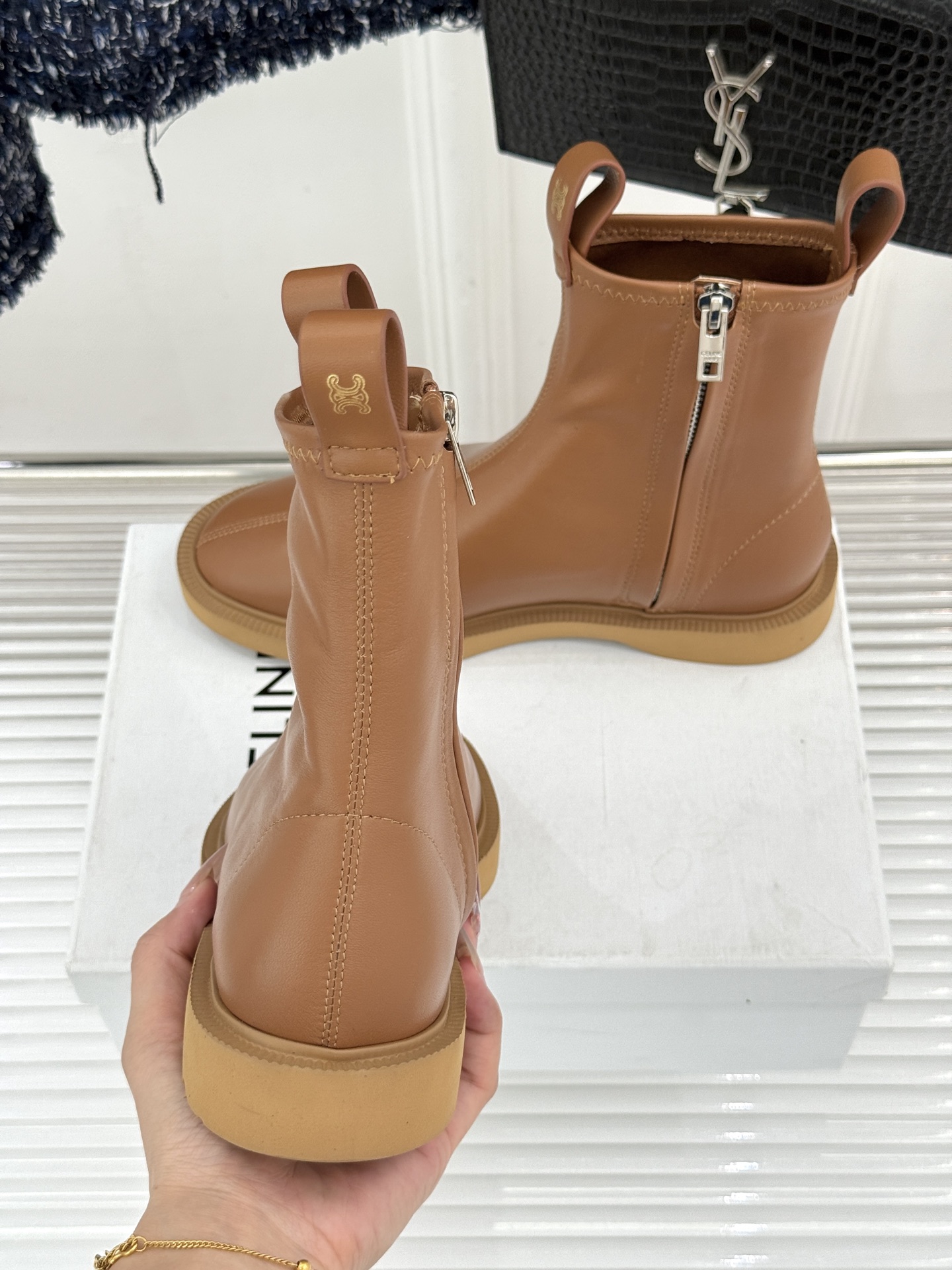 Celine/赛琳25WF秋冬新品凯旋门麂皮复古短靴以细腻麂皮诠释复古奢雅。经典短靴廓形利落修腿柔和鞋头