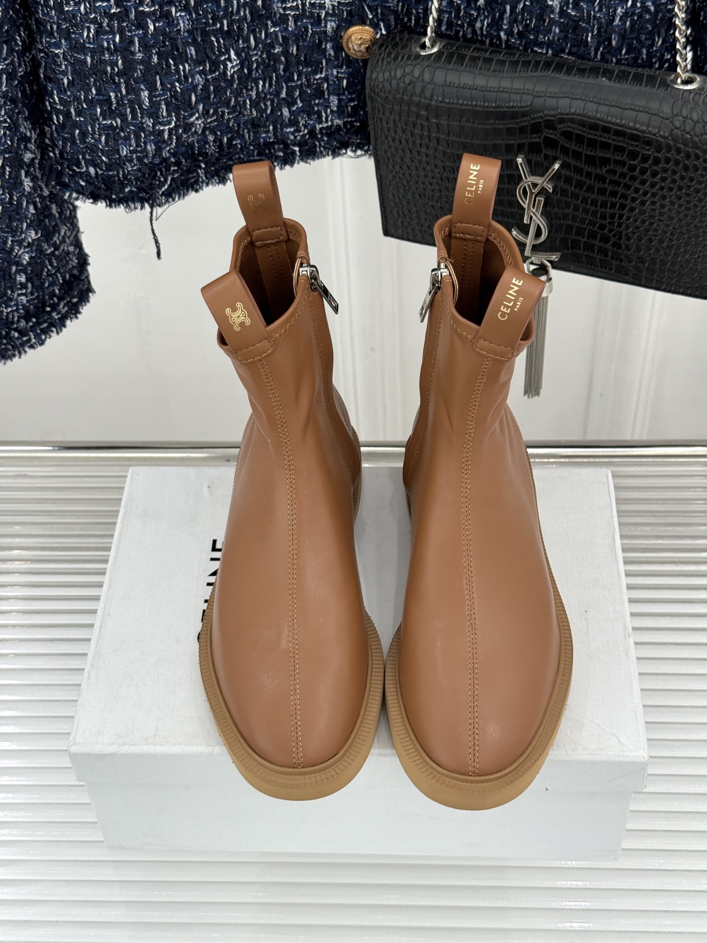 Celine/赛琳25WF秋冬新品凯旋门麂皮复古短靴以细腻麂皮诠释复古奢雅。经典短靴廓形利落修腿柔和鞋头