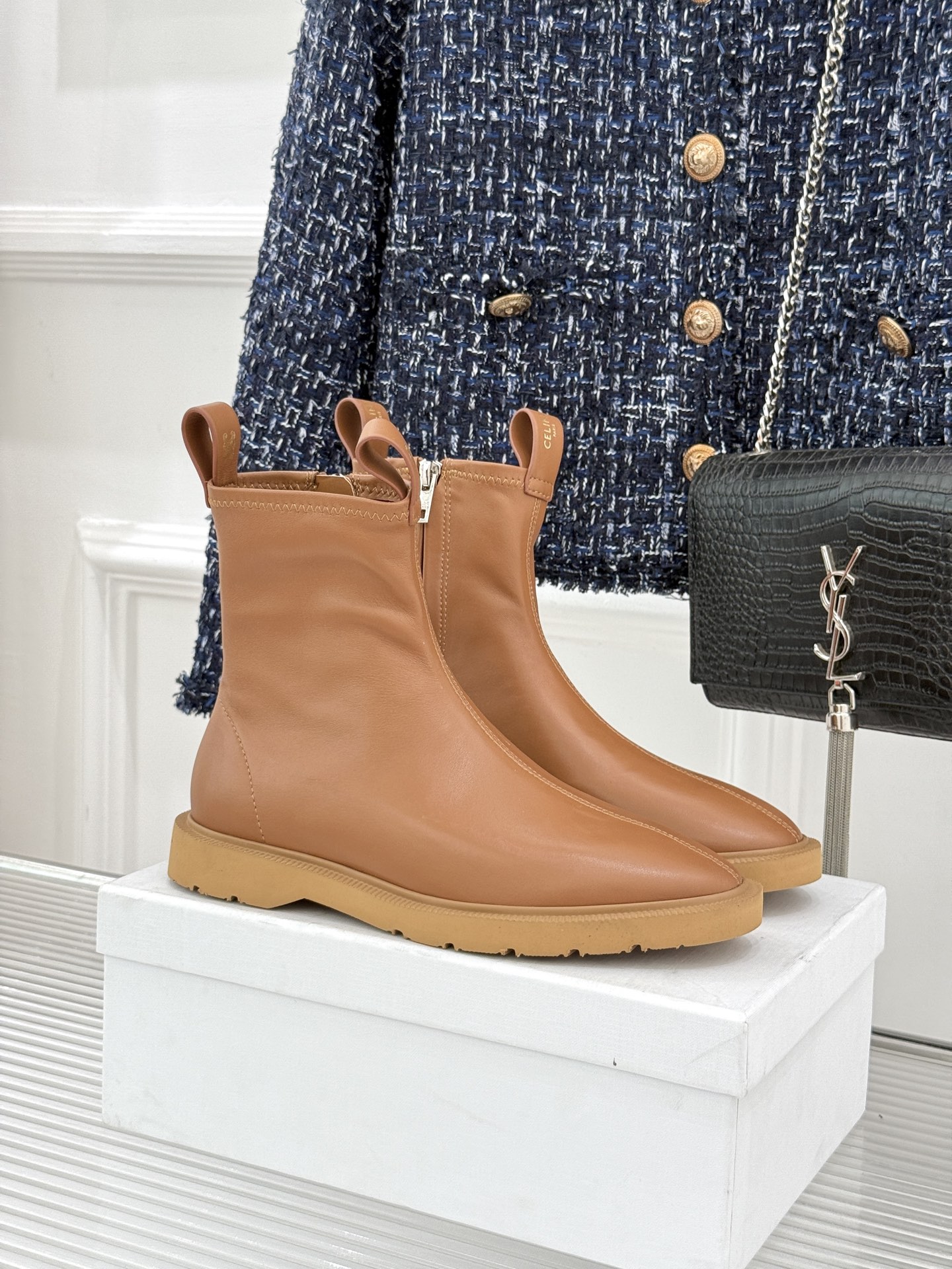 Celine/赛琳25WF秋冬新品凯旋门麂皮复古短靴以细腻麂皮诠释复古奢雅。经典短靴廓形利落修腿柔和鞋头