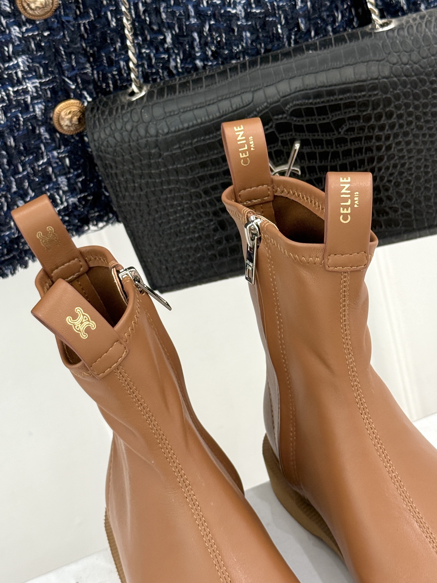 Celine/赛琳25WF秋冬新品凯旋门麂皮复古短靴以细腻麂皮诠释复古奢雅。经典短靴廓形利落修腿柔和鞋头