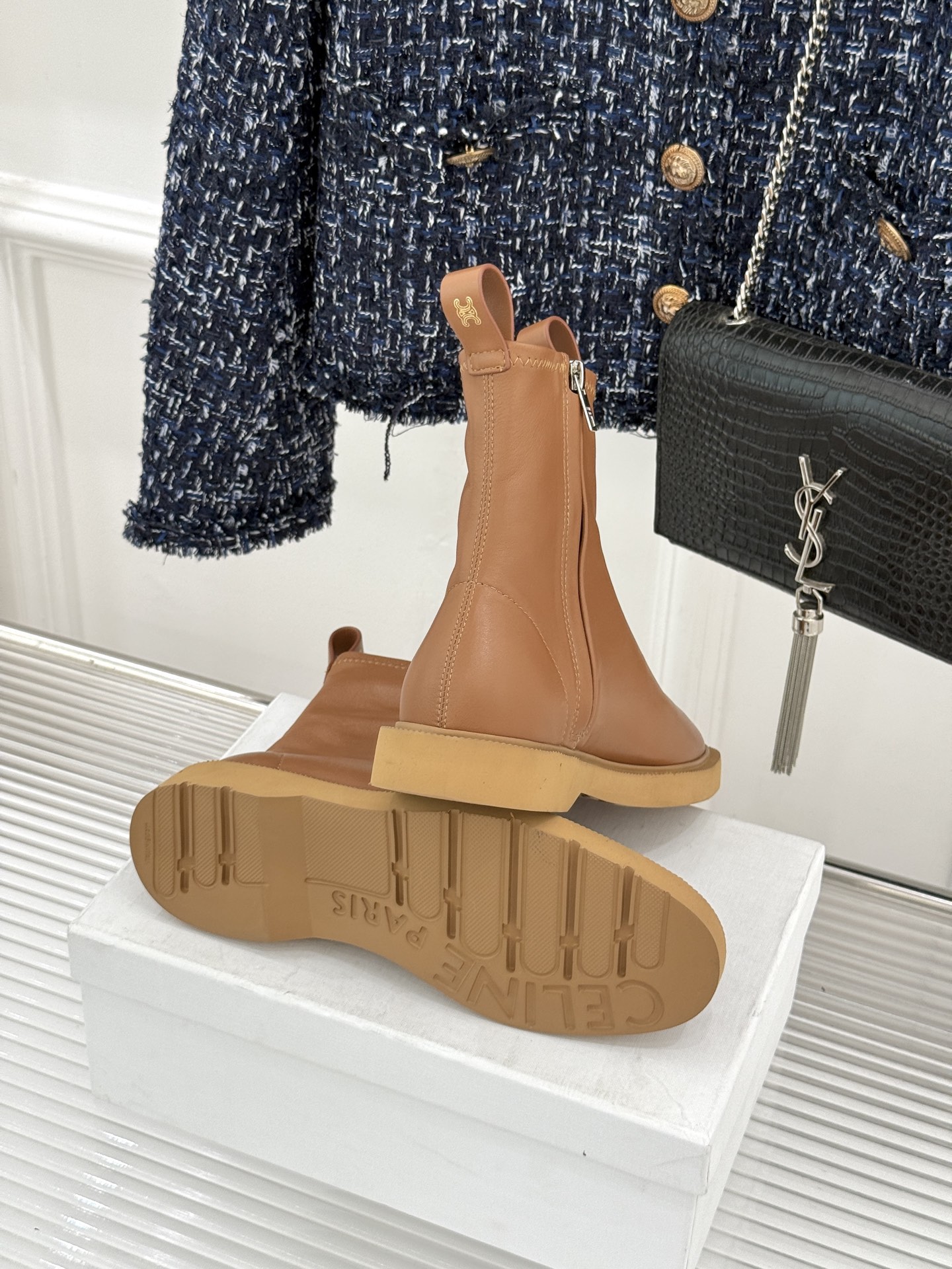 Celine/赛琳25WF秋冬新品凯旋门麂皮复古短靴以细腻麂皮诠释复古奢雅。经典短靴廓形利落修腿柔和鞋头