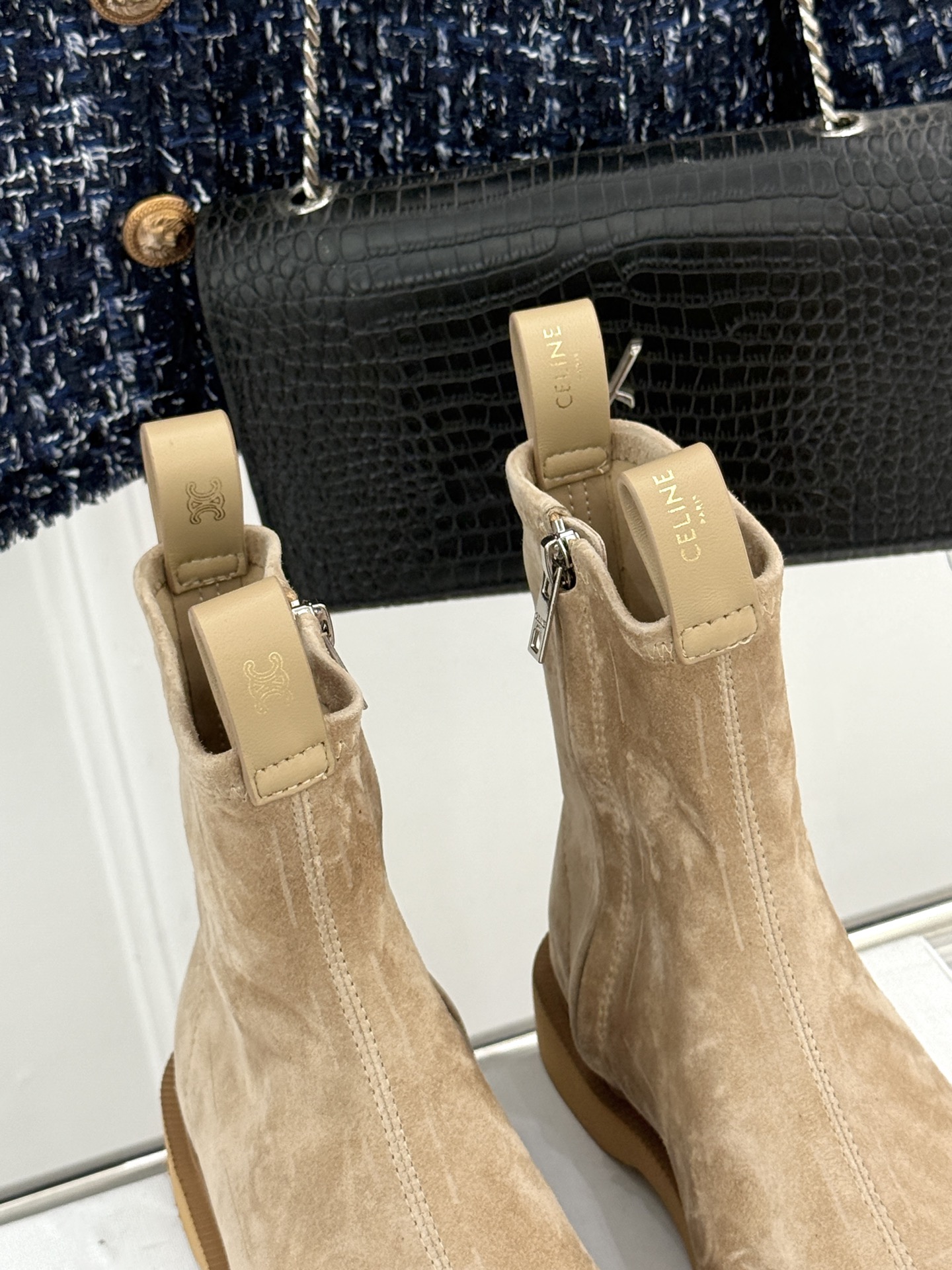 Celine/赛琳25WF秋冬新品凯旋门麂皮复古短靴以细腻麂皮诠释复古奢雅。经典短靴廓形利落修腿柔和鞋头