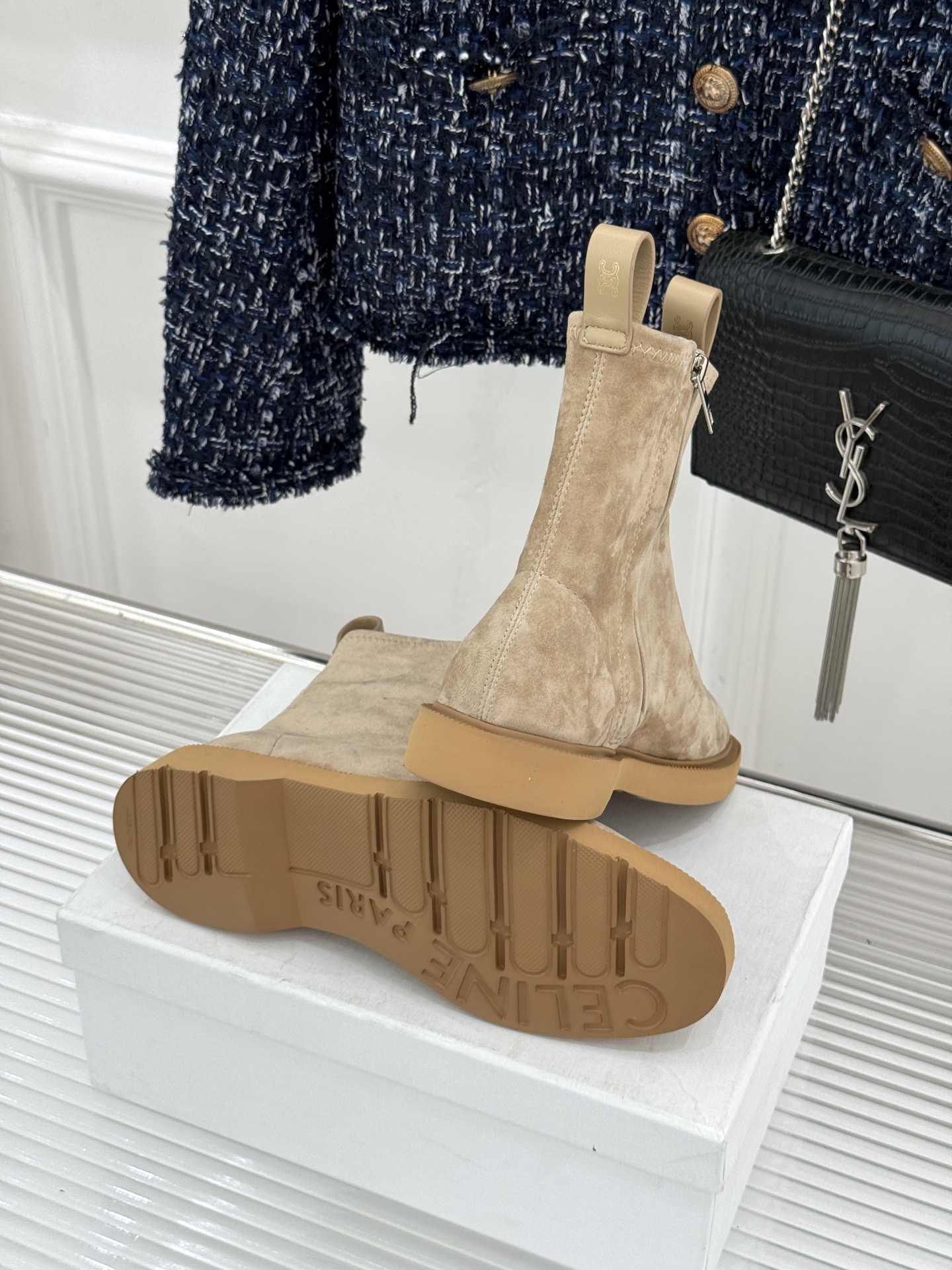 Celine/赛琳25WF秋冬新品凯旋门麂皮复古短靴以细腻麂皮诠释复古奢雅。经典短靴廓形利落修腿柔和鞋头