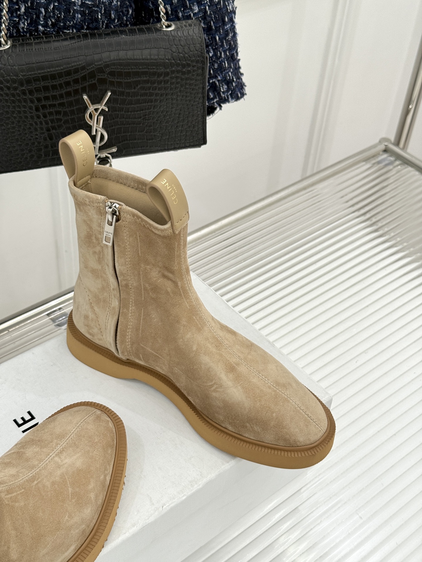 Celine/赛琳25WF秋冬新品凯旋门麂皮复古短靴以细腻麂皮诠释复古奢雅。经典短靴廓形利落修腿柔和鞋头