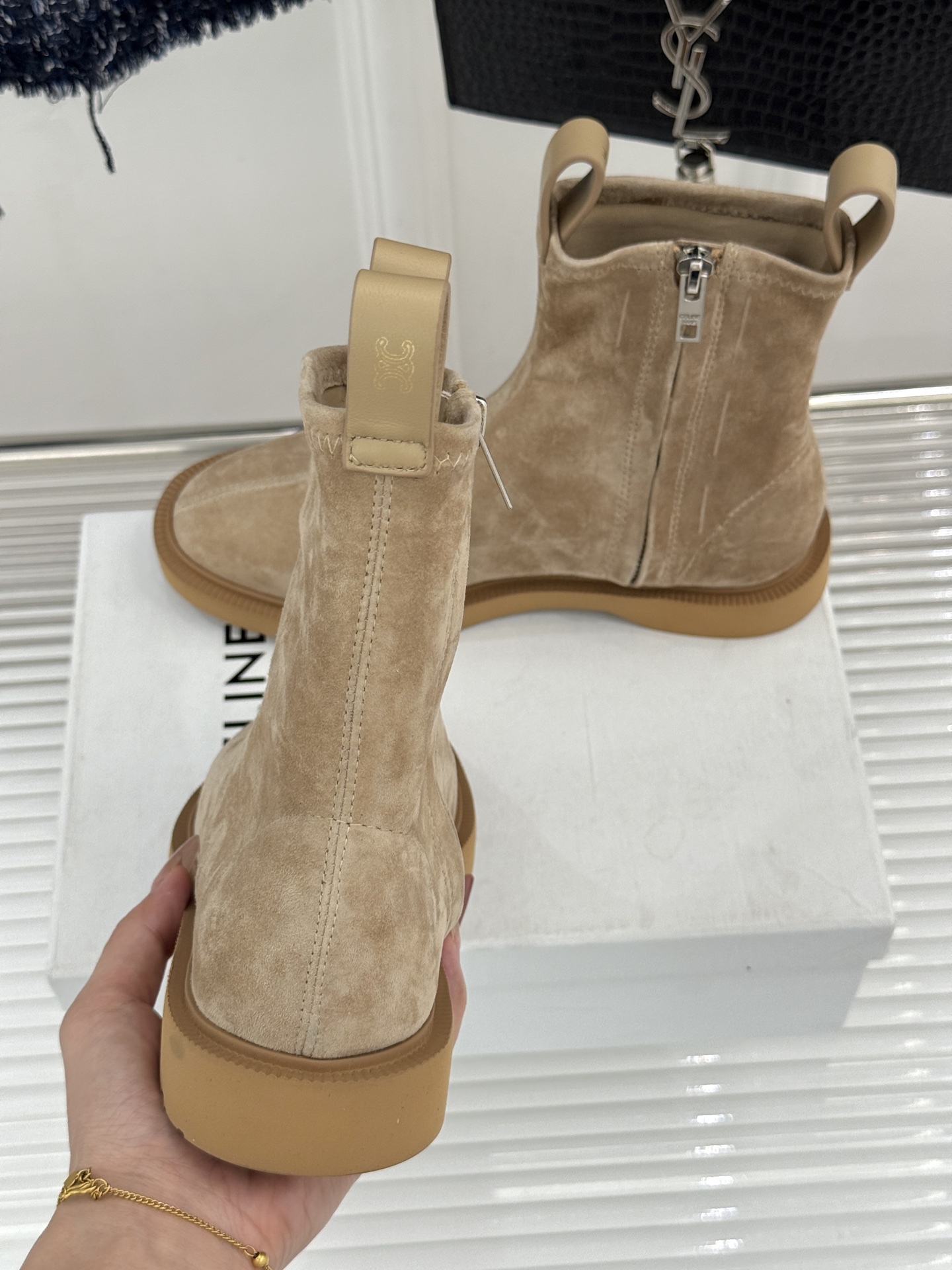 Celine/赛琳25WF秋冬新品凯旋门麂皮复古短靴以细腻麂皮诠释复古奢雅。经典短靴廓形利落修腿柔和鞋头