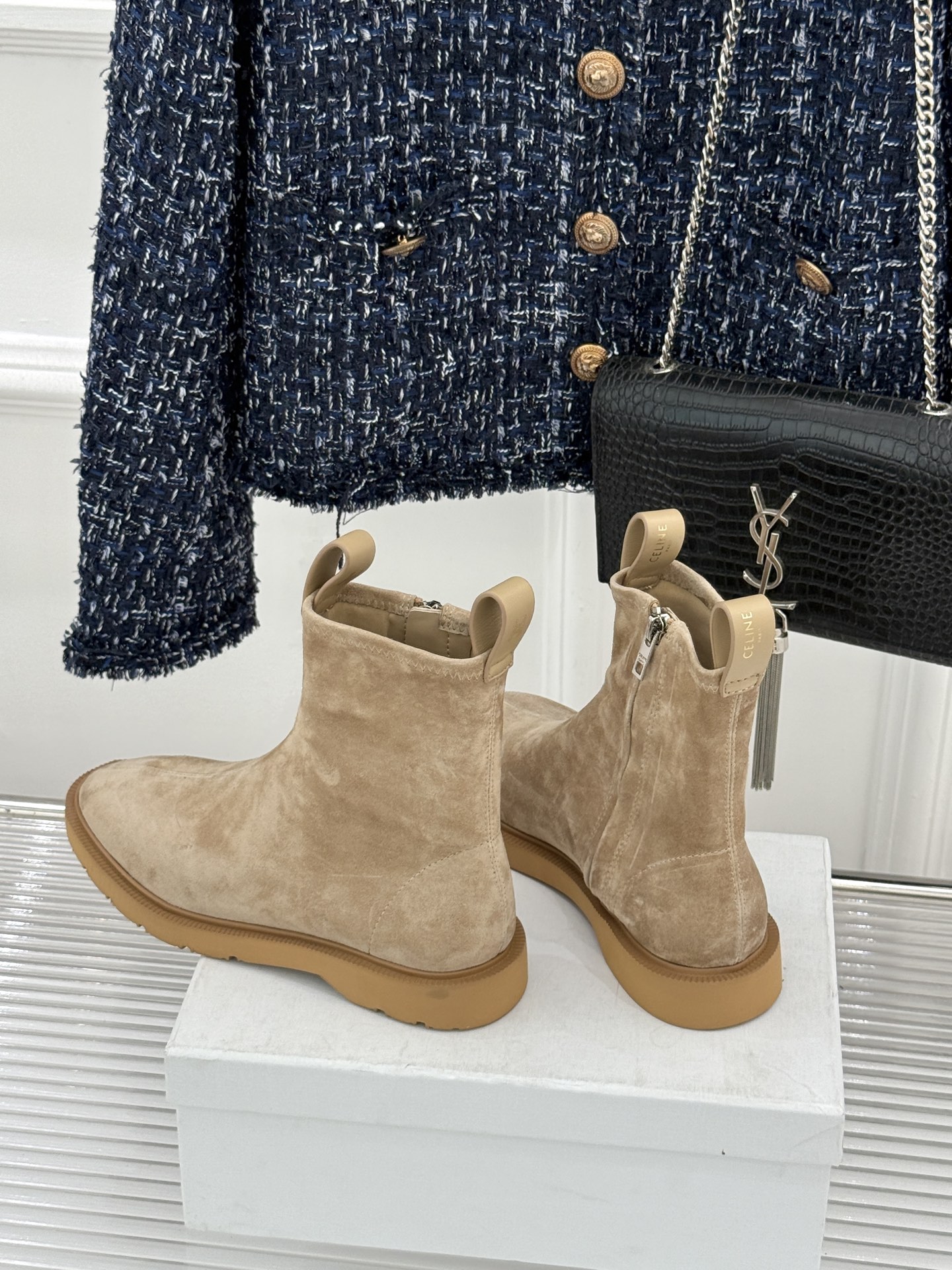 Celine/赛琳25WF秋冬新品凯旋门麂皮复古短靴以细腻麂皮诠释复古奢雅。经典短靴廓形利落修腿柔和鞋头