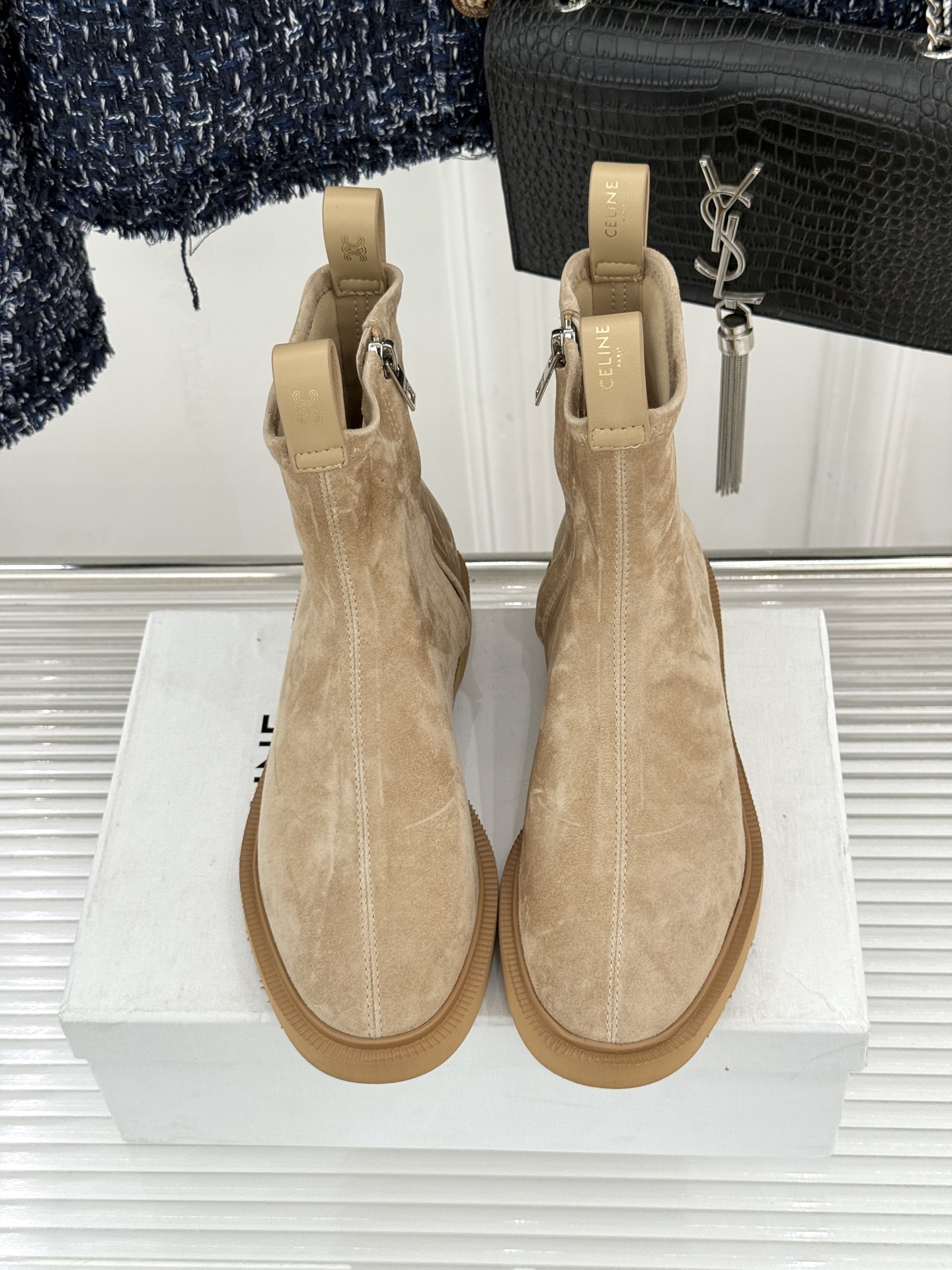 Celine/赛琳25WF秋冬新品凯旋门麂皮复古短靴以细腻麂皮诠释复古奢雅。经典短靴廓形利落修腿柔和鞋头