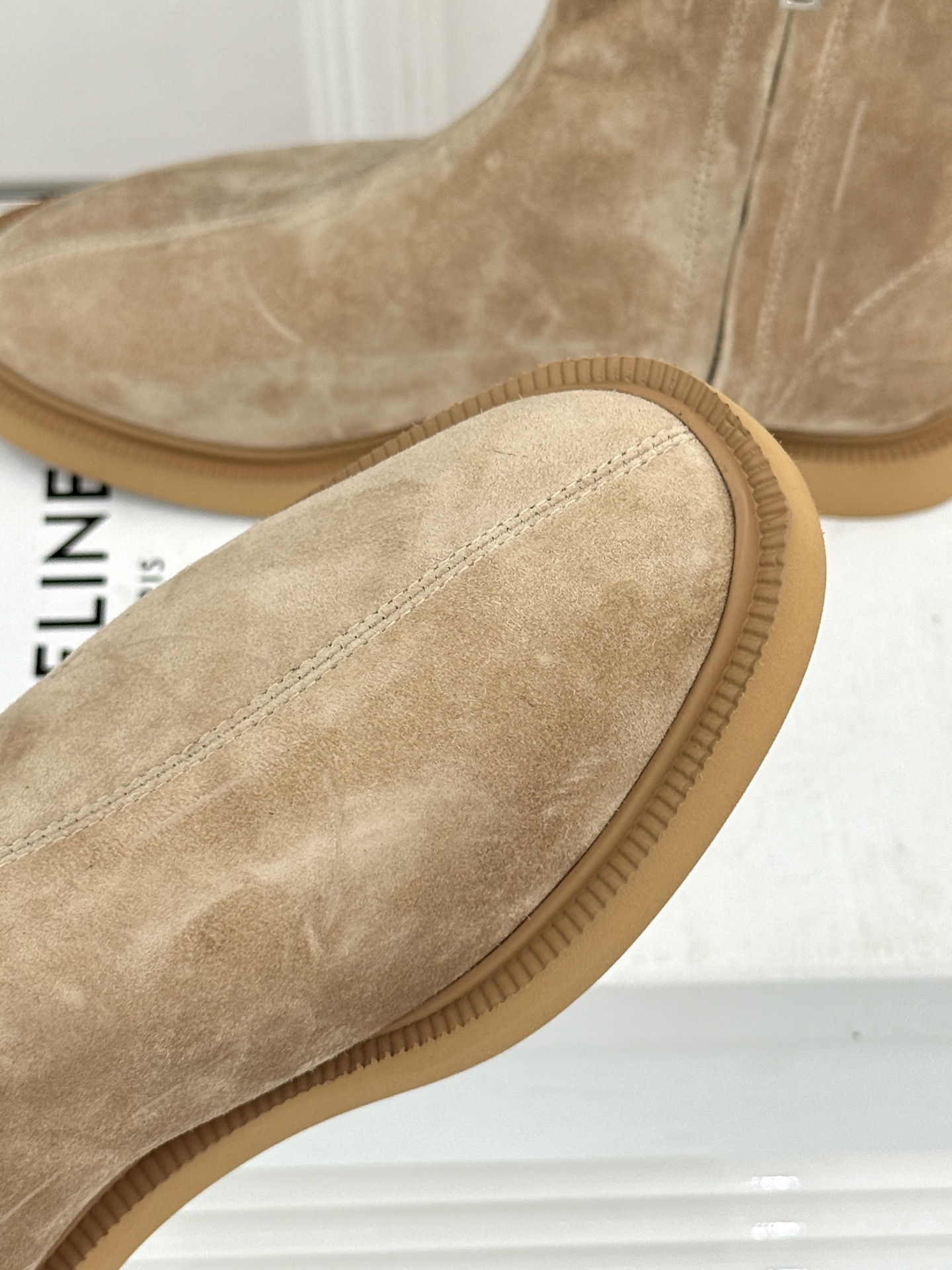 Celine/赛琳25WF秋冬新品凯旋门麂皮复古短靴以细腻麂皮诠释复古奢雅。经典短靴廓形利落修腿柔和鞋头