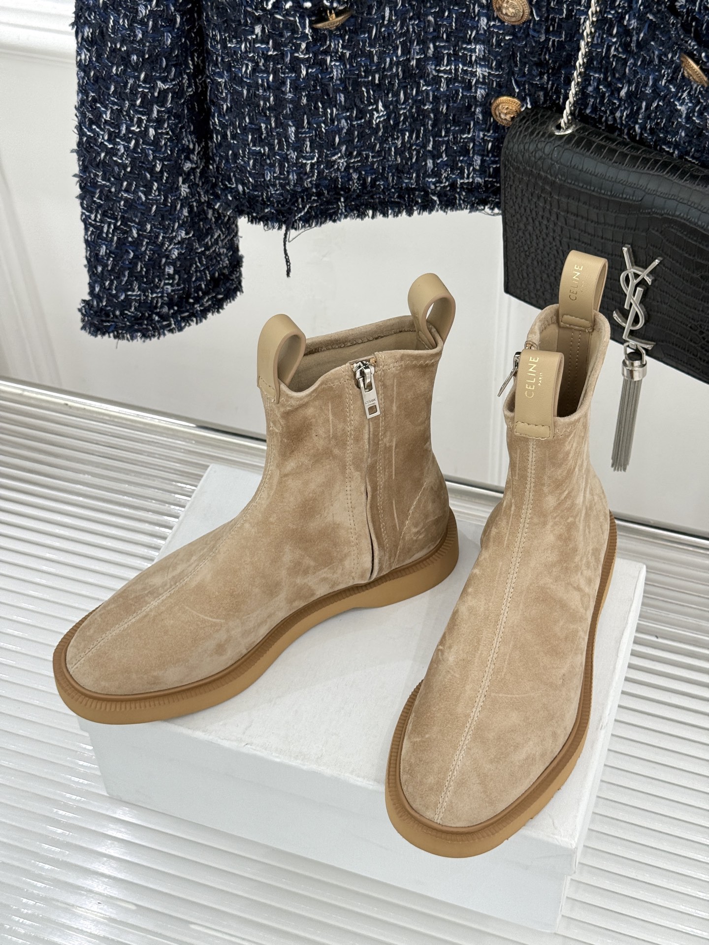 Celine/赛琳25WF秋冬新品凯旋门麂皮复古短靴以细腻麂皮诠释复古奢雅。经典短靴廓形利落修腿柔和鞋头