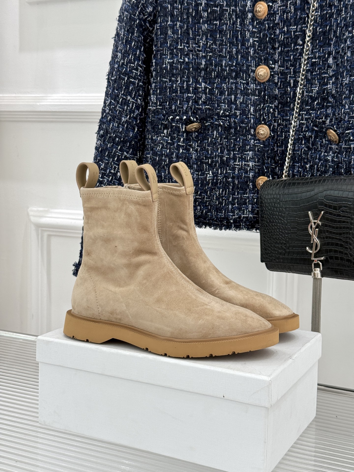 Celine/赛琳25WF秋冬新品凯旋门麂皮复古短靴以细腻麂皮诠释复古奢雅。经典短靴廓形利落修腿柔和鞋头