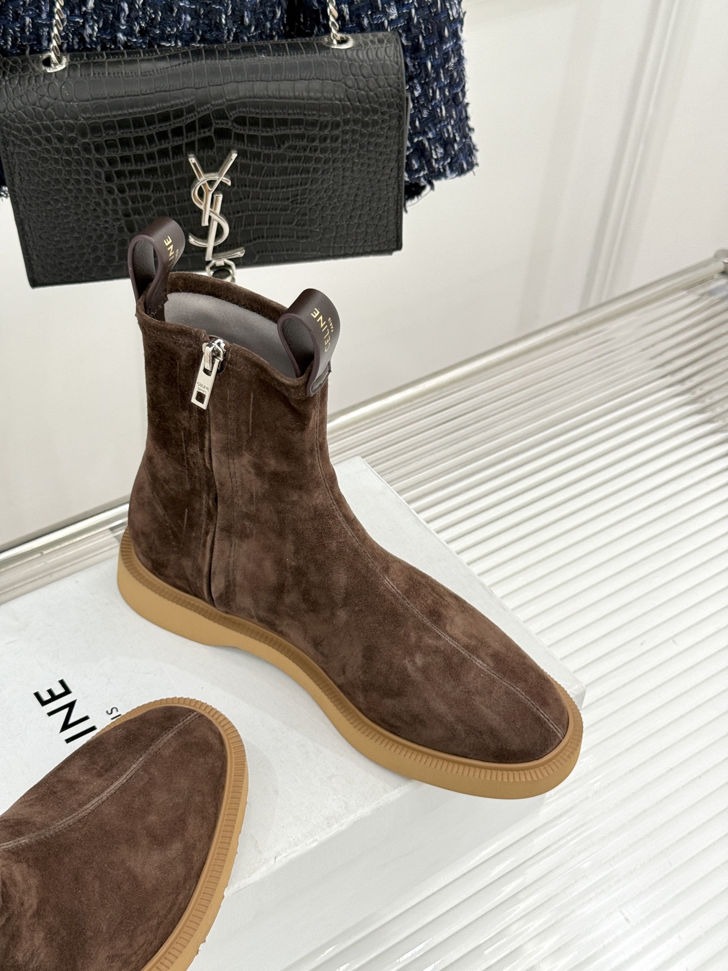 Celine/赛琳25WF秋冬新品凯旋门麂皮复古短靴以细腻麂皮诠释复古奢雅。经典短靴廓形利落修腿柔和鞋头