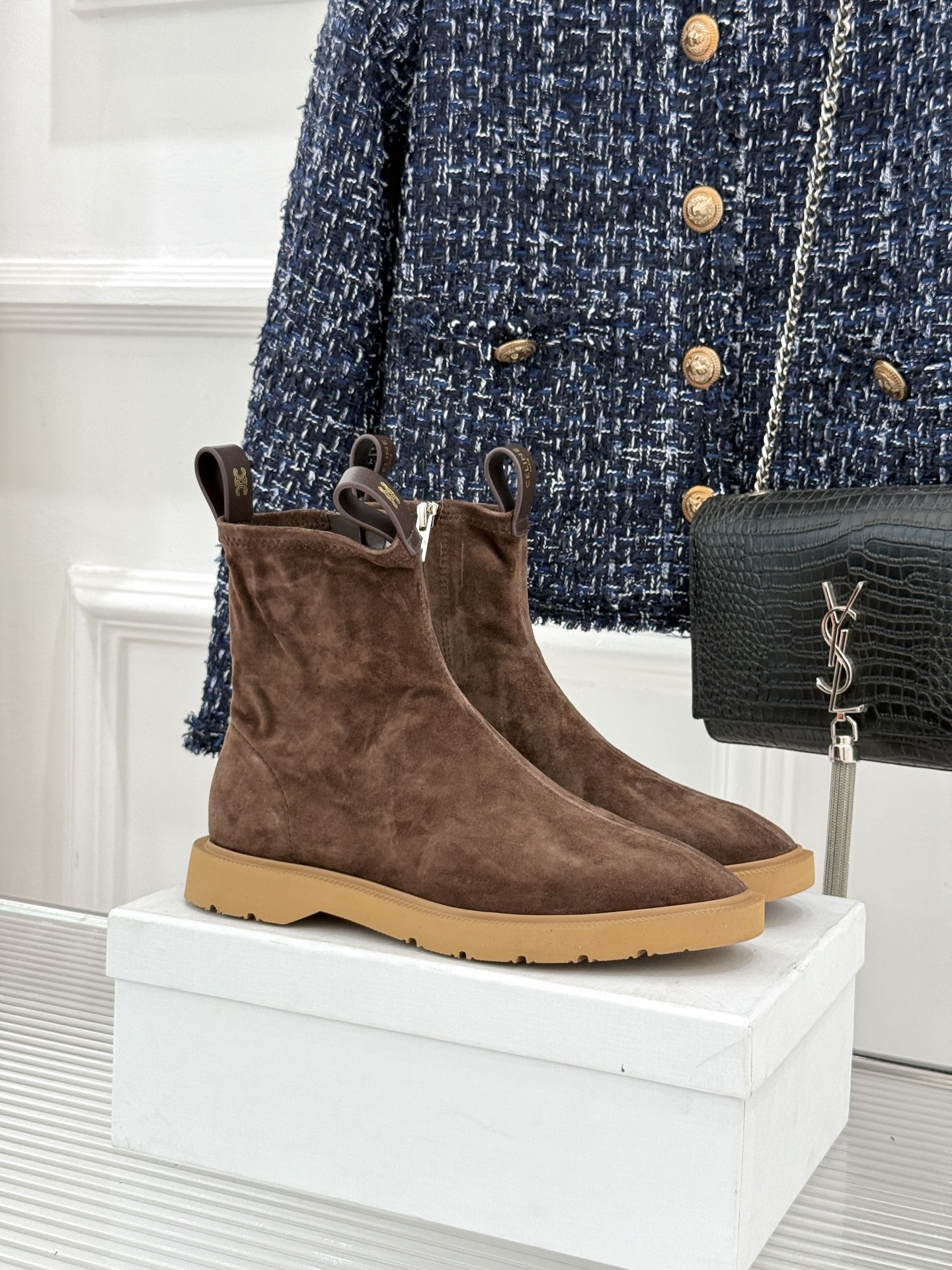 Celine/赛琳25WF秋冬新品凯旋门麂皮复古短靴以细腻麂皮诠释复古奢雅。经典短靴廓形利落修腿柔和鞋头