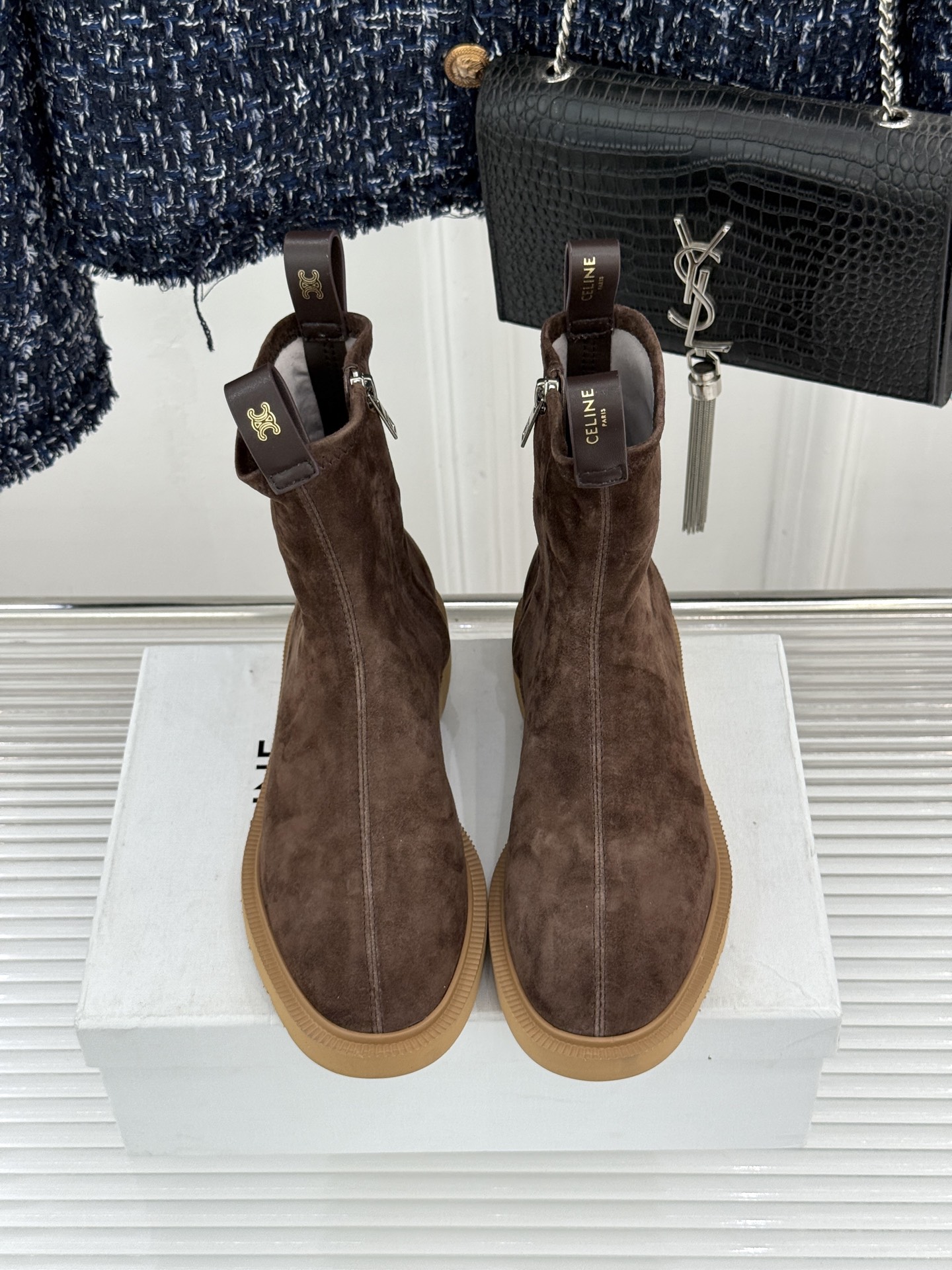 Celine/赛琳25WF秋冬新品凯旋门麂皮复古短靴以细腻麂皮诠释复古奢雅。经典短靴廓形利落修腿柔和鞋头