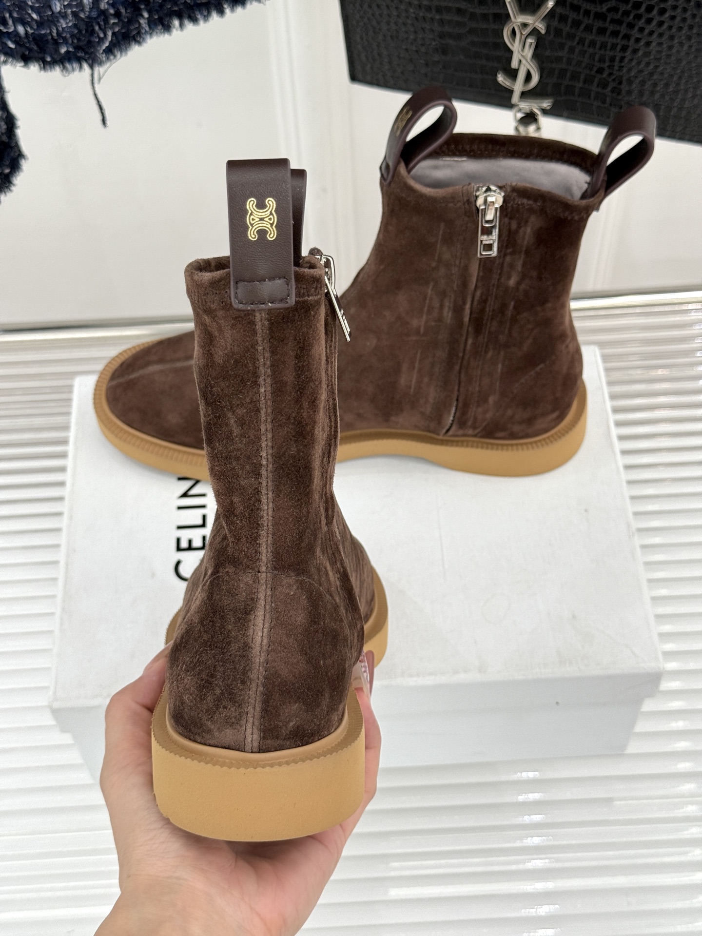 Celine/赛琳25WF秋冬新品凯旋门麂皮复古短靴以细腻麂皮诠释复古奢雅。经典短靴廓形利落修腿柔和鞋头