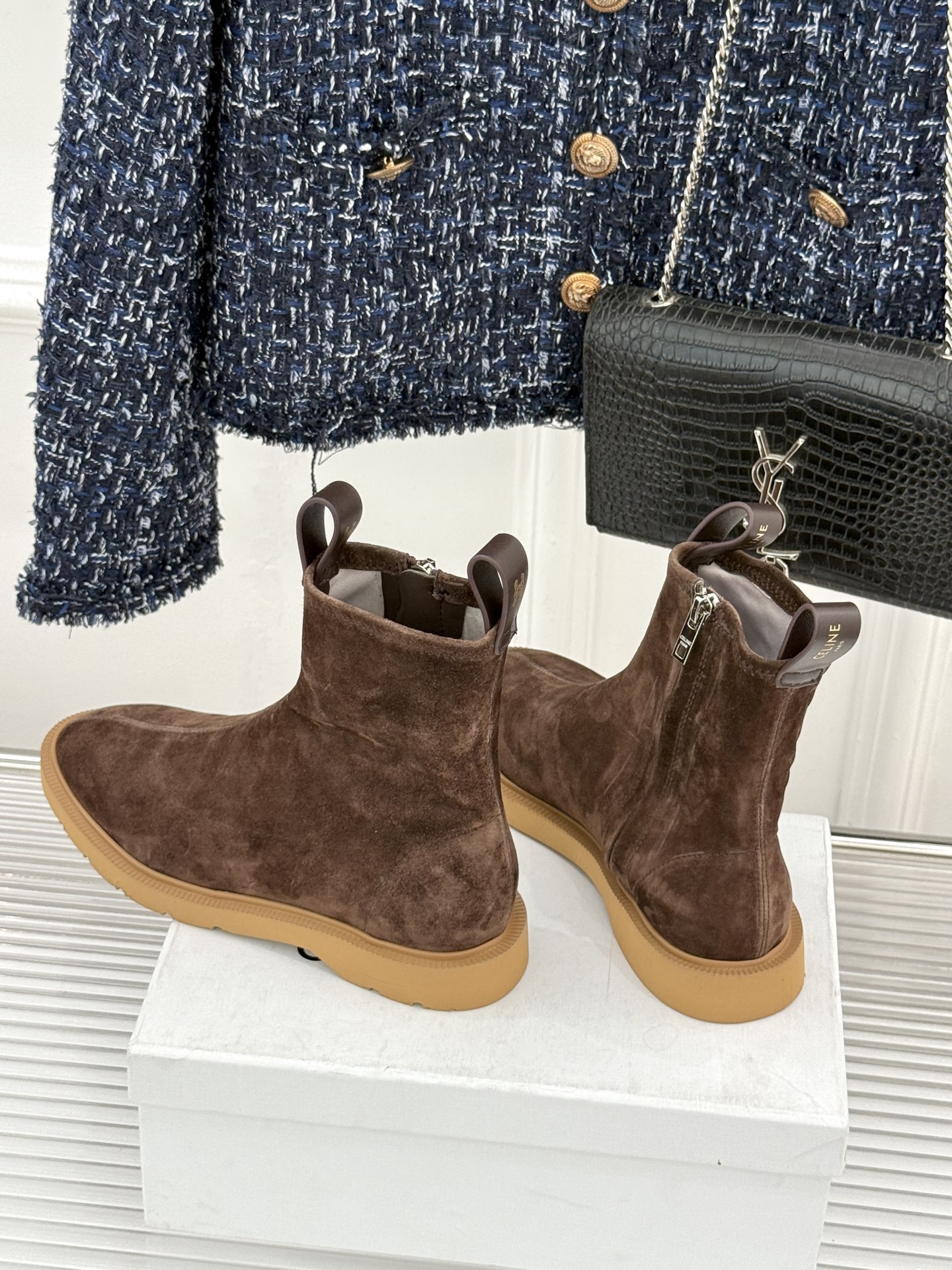 Celine/赛琳25WF秋冬新品凯旋门麂皮复古短靴以细腻麂皮诠释复古奢雅。经典短靴廓形利落修腿柔和鞋头