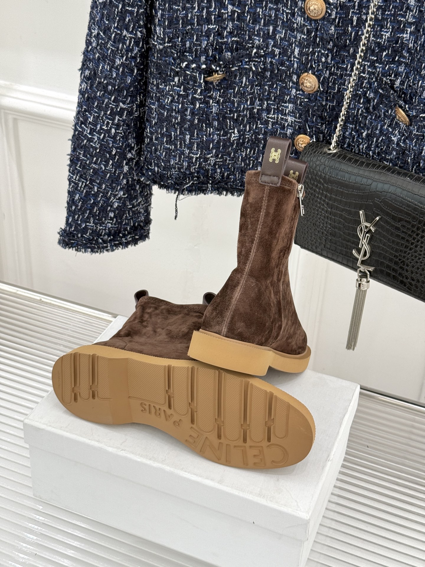 Celine/赛琳25WF秋冬新品凯旋门麂皮复古短靴以细腻麂皮诠释复古奢雅。经典短靴廓形利落修腿柔和鞋头