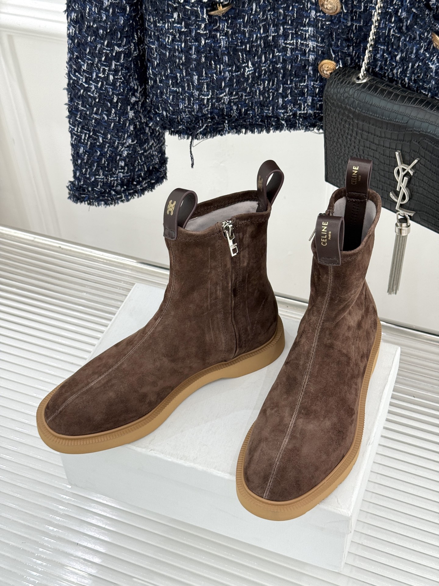 Celine/赛琳25WF秋冬新品凯旋门麂皮复古短靴以细腻麂皮诠释复古奢雅。经典短靴廓形利落修腿柔和鞋头