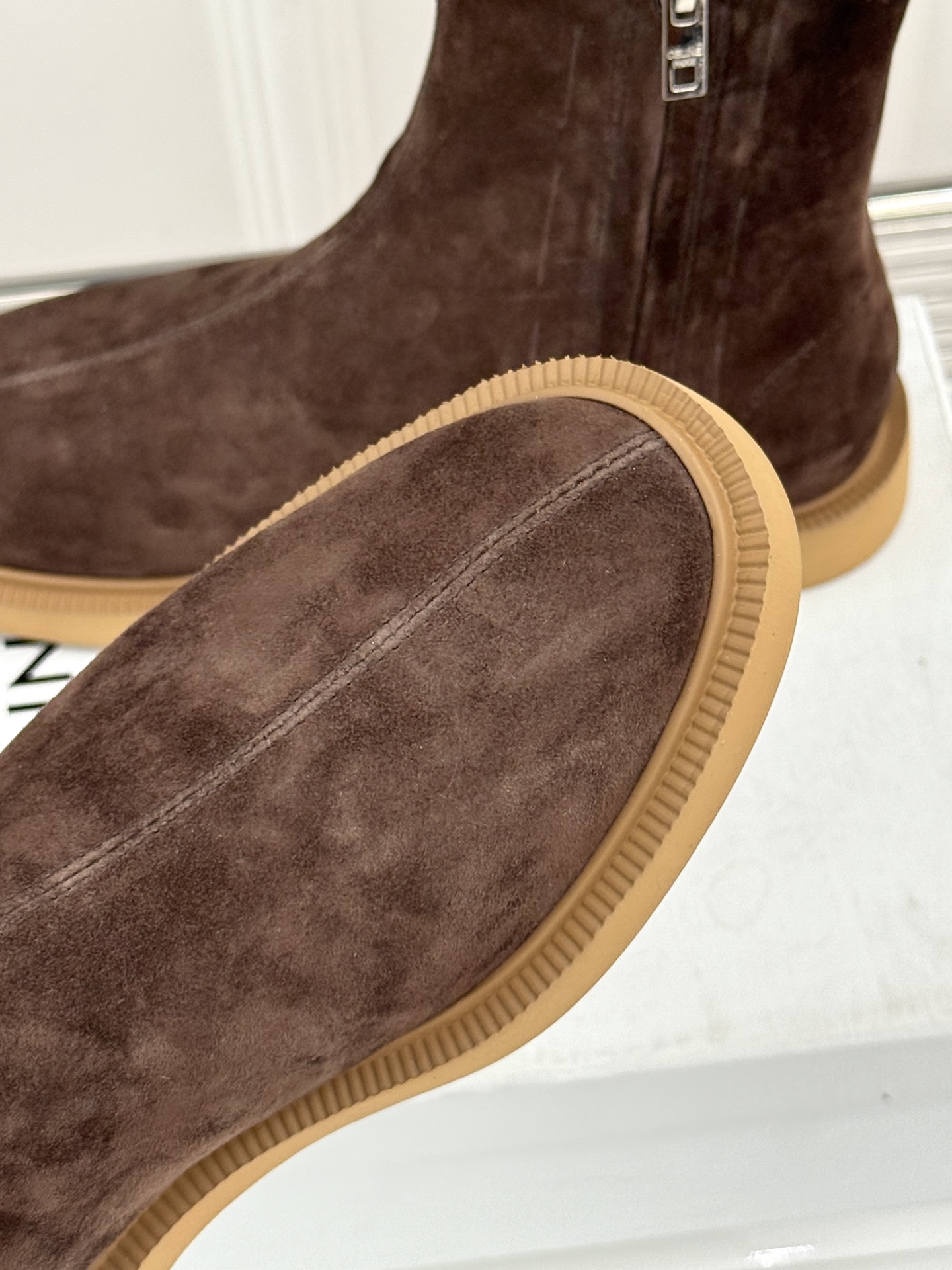 Celine/赛琳25WF秋冬新品凯旋门麂皮复古短靴以细腻麂皮诠释复古奢雅。经典短靴廓形利落修腿柔和鞋头