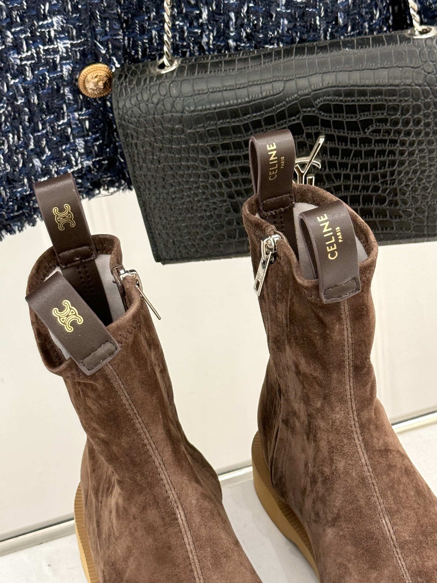 Celine/赛琳25WF秋冬新品凯旋门麂皮复古短靴以细腻麂皮诠释复古奢雅。经典短靴廓形利落修腿柔和鞋头