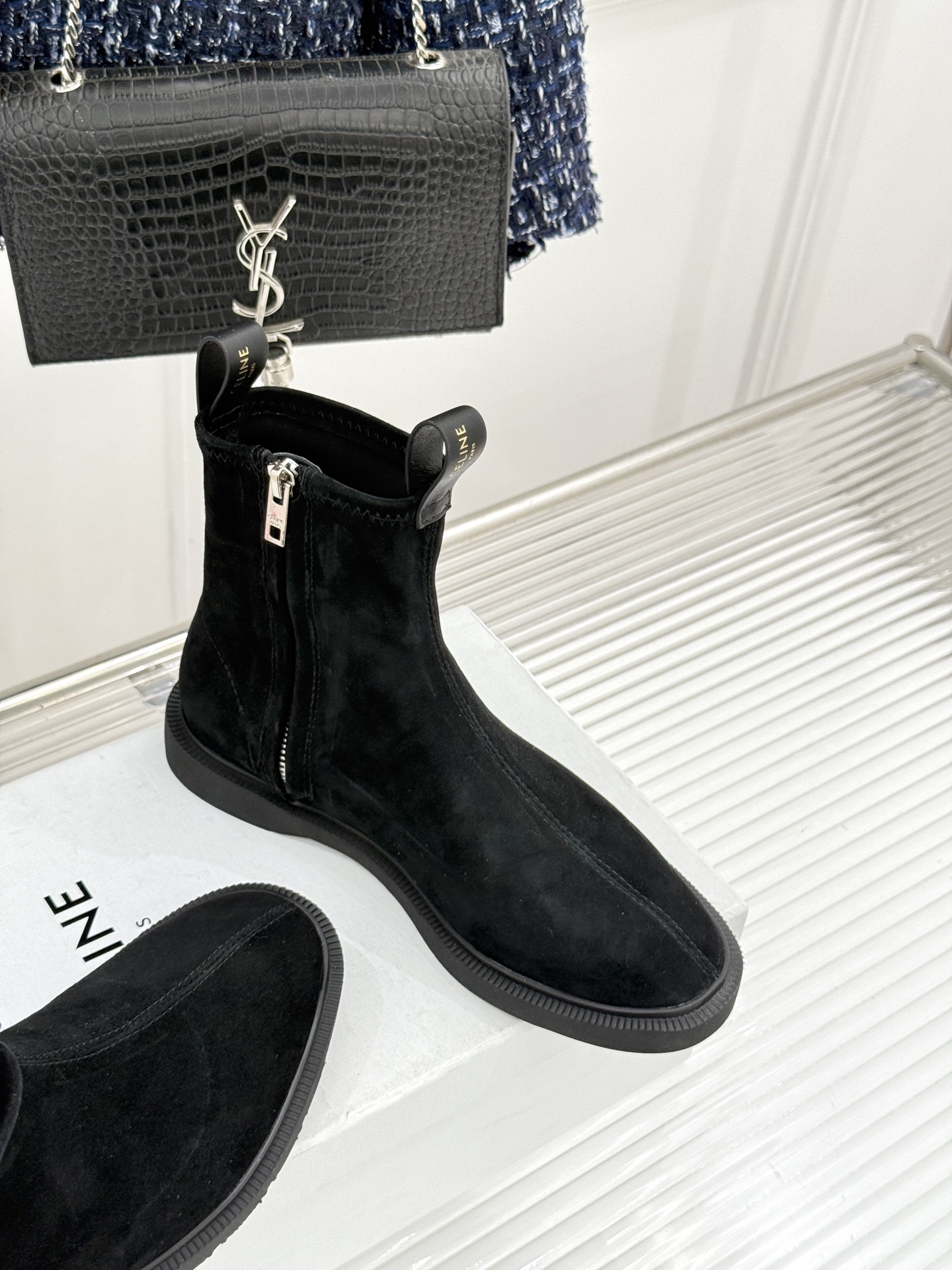 Celine/赛琳25WF秋冬新品凯旋门麂皮复古短靴以细腻麂皮诠释复古奢雅。经典短靴廓形利落修腿柔和鞋头