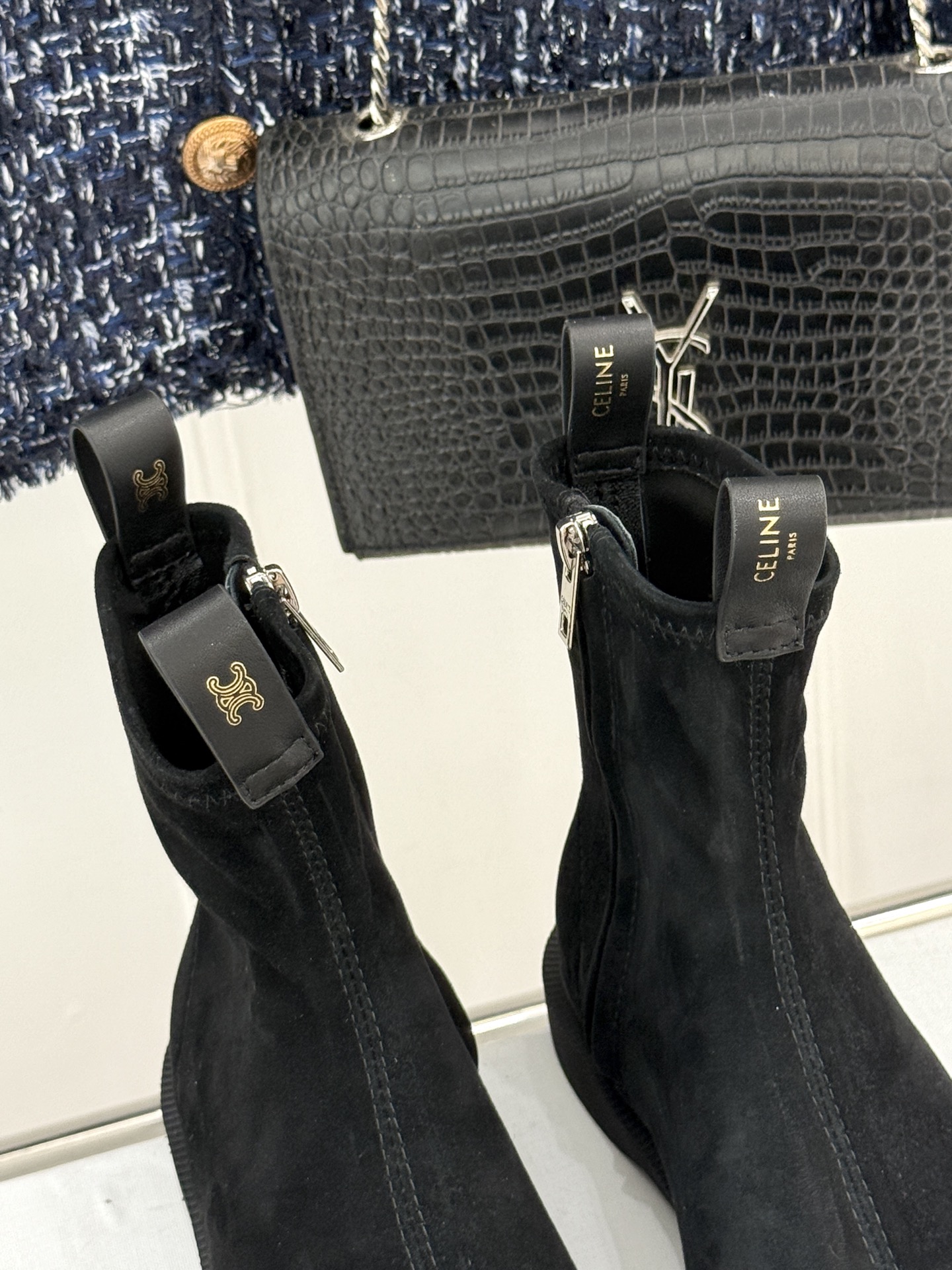 Celine/赛琳25WF秋冬新品凯旋门麂皮复古短靴以细腻麂皮诠释复古奢雅。经典短靴廓形利落修腿柔和鞋头