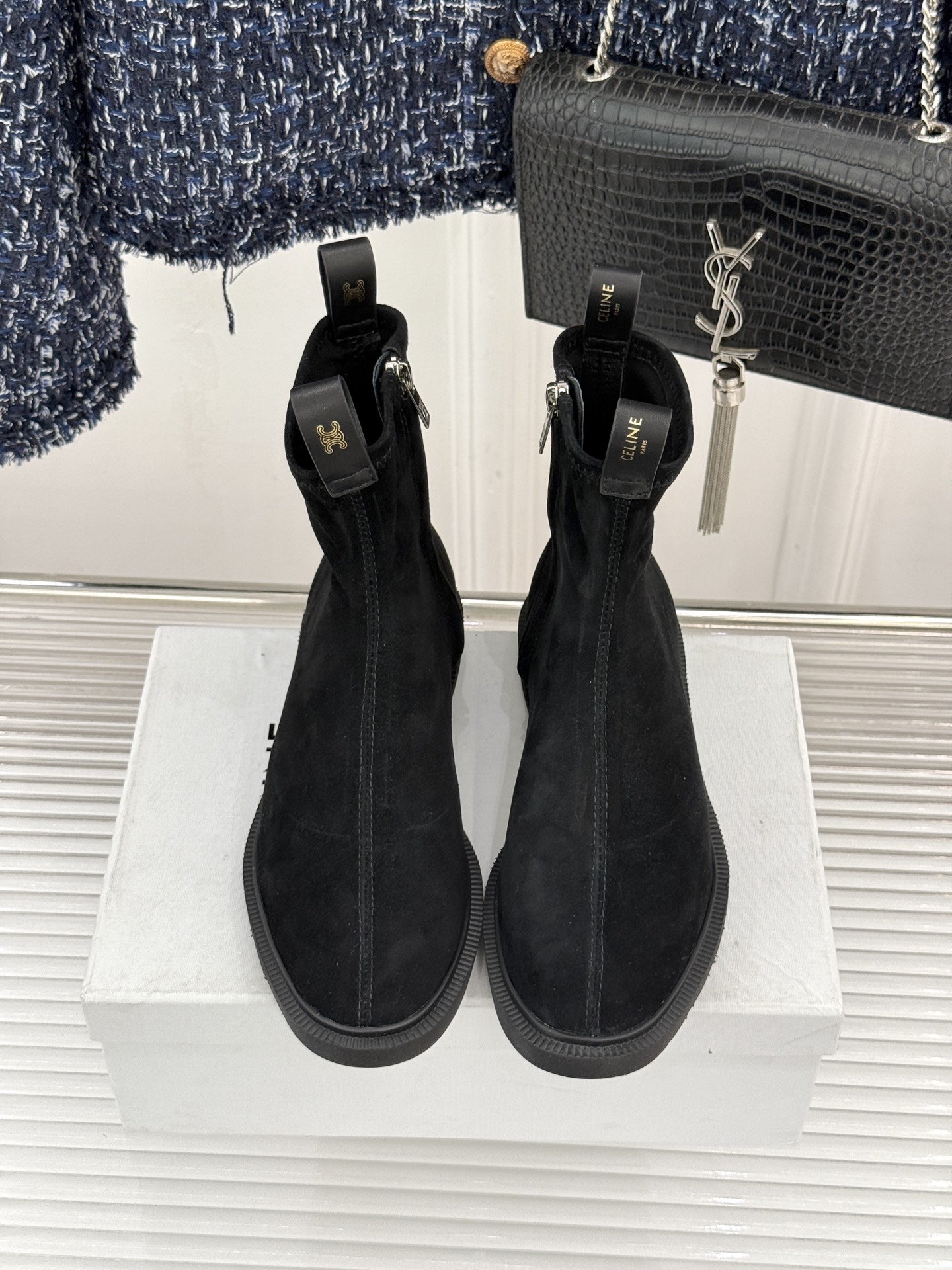 Celine/赛琳25WF秋冬新品凯旋门麂皮复古短靴以细腻麂皮诠释复古奢雅。经典短靴廓形利落修腿柔和鞋头